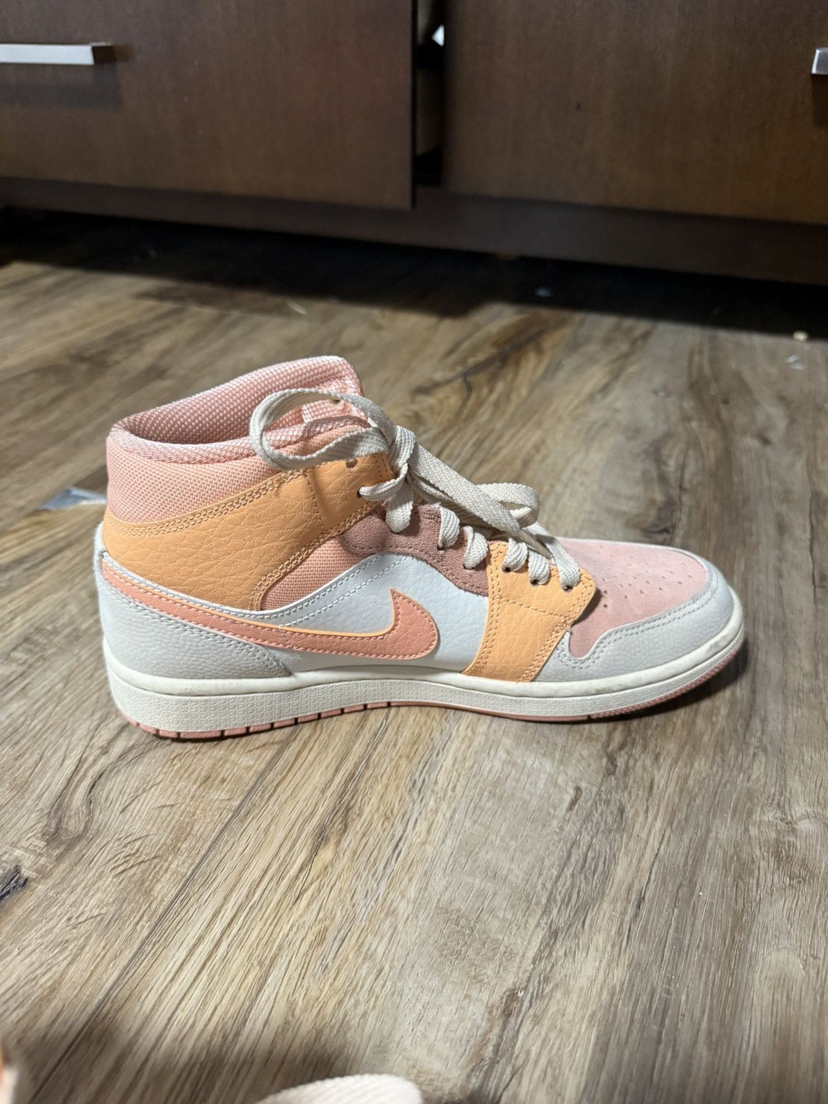 Nike 2021 Wmns Air Jordan 1 Mid 'Apricot' Size US 9 / IT 39 - 4 Thumbnail