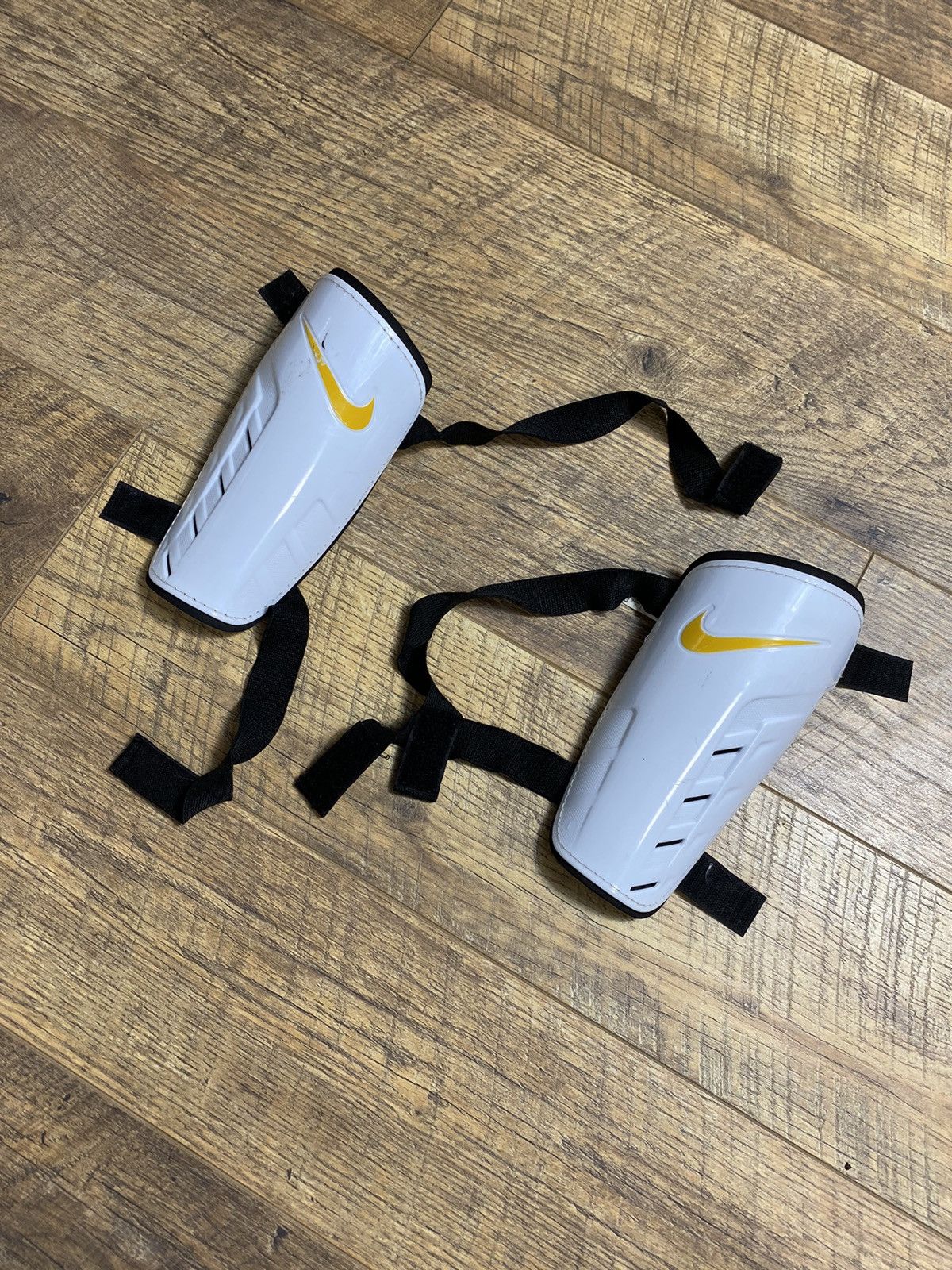 Nike Nike Football Shinguards White/Yellow Strap Size L 170-180cm Size ONE SIZE - 2 Thumbnail