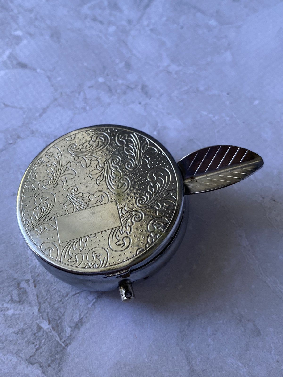 Jewelry × Vintage Vintage Metal Snuff Box with Engraved Design Size ONE SIZE - 7 Thumbnail