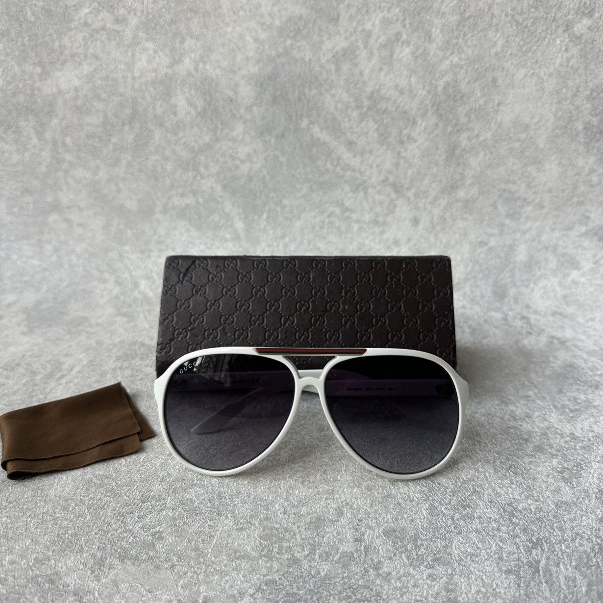 Gucci Gucci GG2400 White Oval GG Logo Kurt Cobain Sunglasses | Grailed