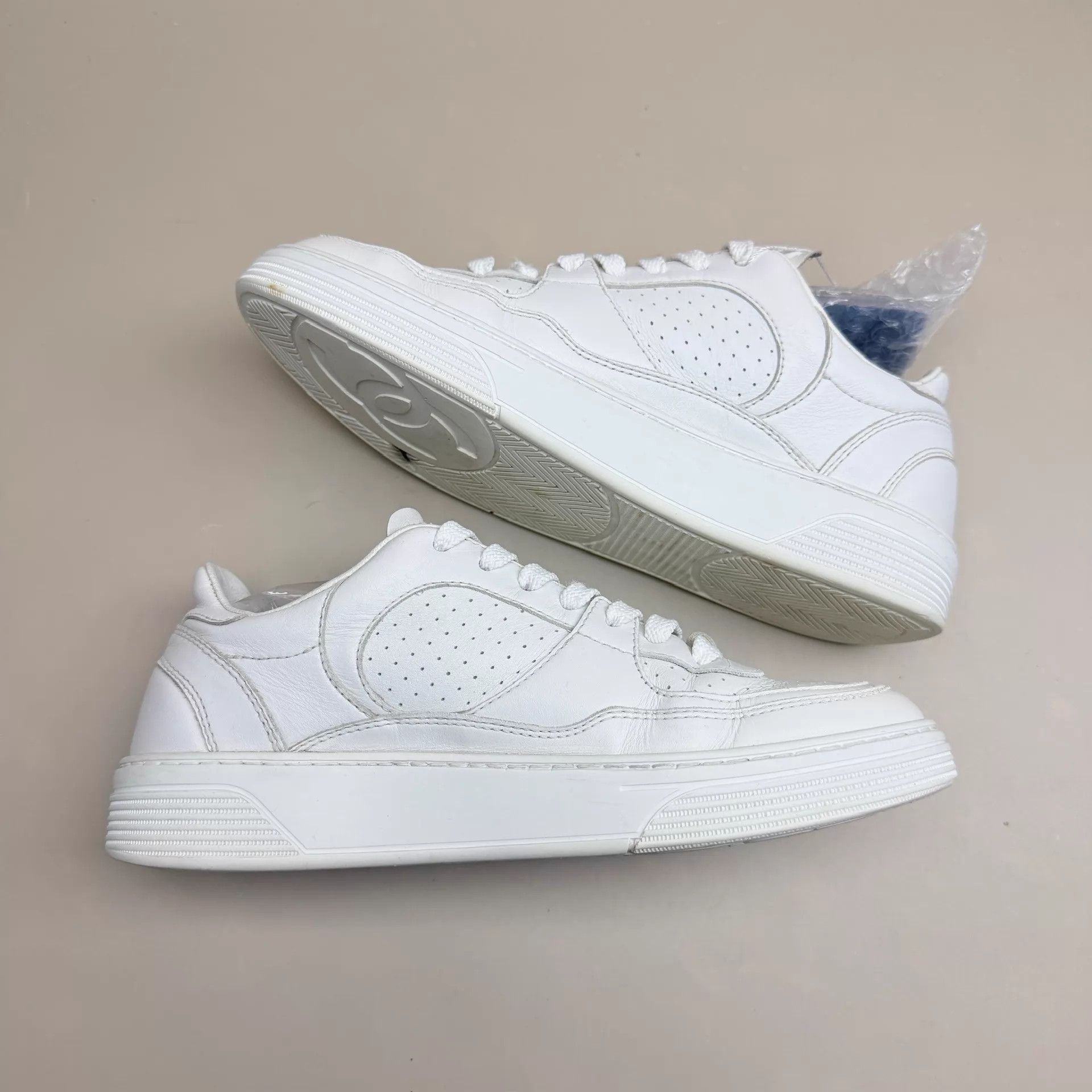 Chanel CHANEL 23A White CC AF Casual Sneakers 36 95New Size US 5.5 / IT 35.5 - 4 Thumbnail