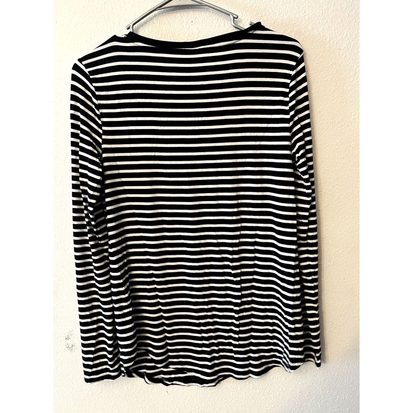 Old Navy Old Navy Luxe Shirt Women's Medium Black Striped Long Sleeve V-Neck Pullover Size M / US 6-8 / IT 42-44 - 2 Thumbnail