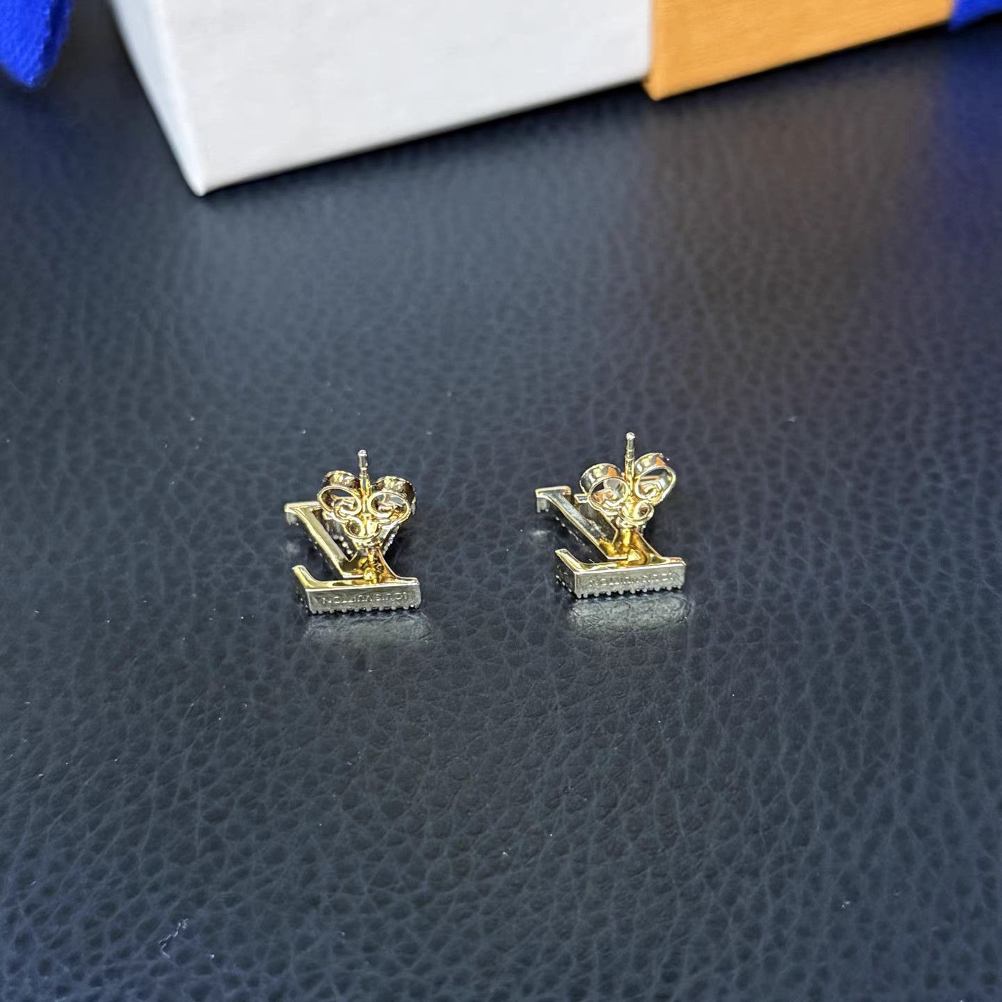 Louis Vuitton LV Classic Logo Crystal Gold Stud Earrings K15 Size ONE SIZE - 2 Thumbnail