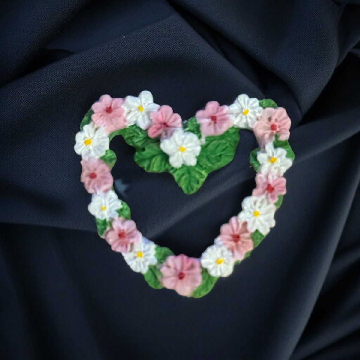 Vintage Vintage resin floral open heart brooch Size ONE SIZE - 1 Thumbnail