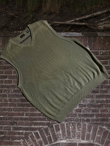 Izod × Vintage Vintage 90s Streetwear Knit V-Neck Sweater Vest Size US L / EU 52-54 / 3 - 1 Thumbnail