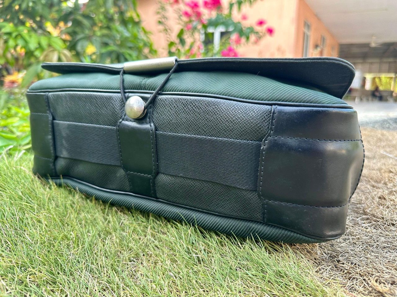 Louis Vuitton Authentic Louis Vuitton Ardoise Taiga Viktor Messenger Bag Size ONE SIZE - 4 Thumbnail
