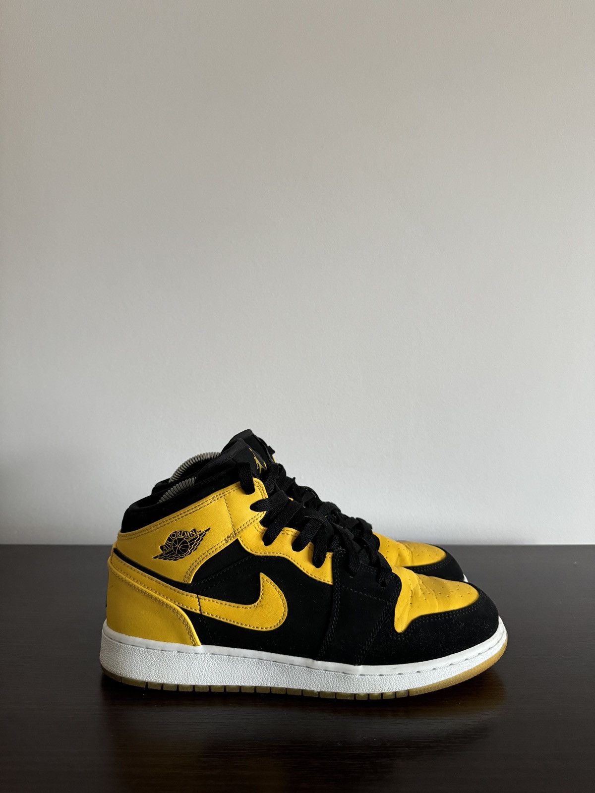 Nike Nike Air Jordan 1 Retro Mid GS “New Love”2016 Sneakers Size US 7 / EU 40 - 1 Thumbnail