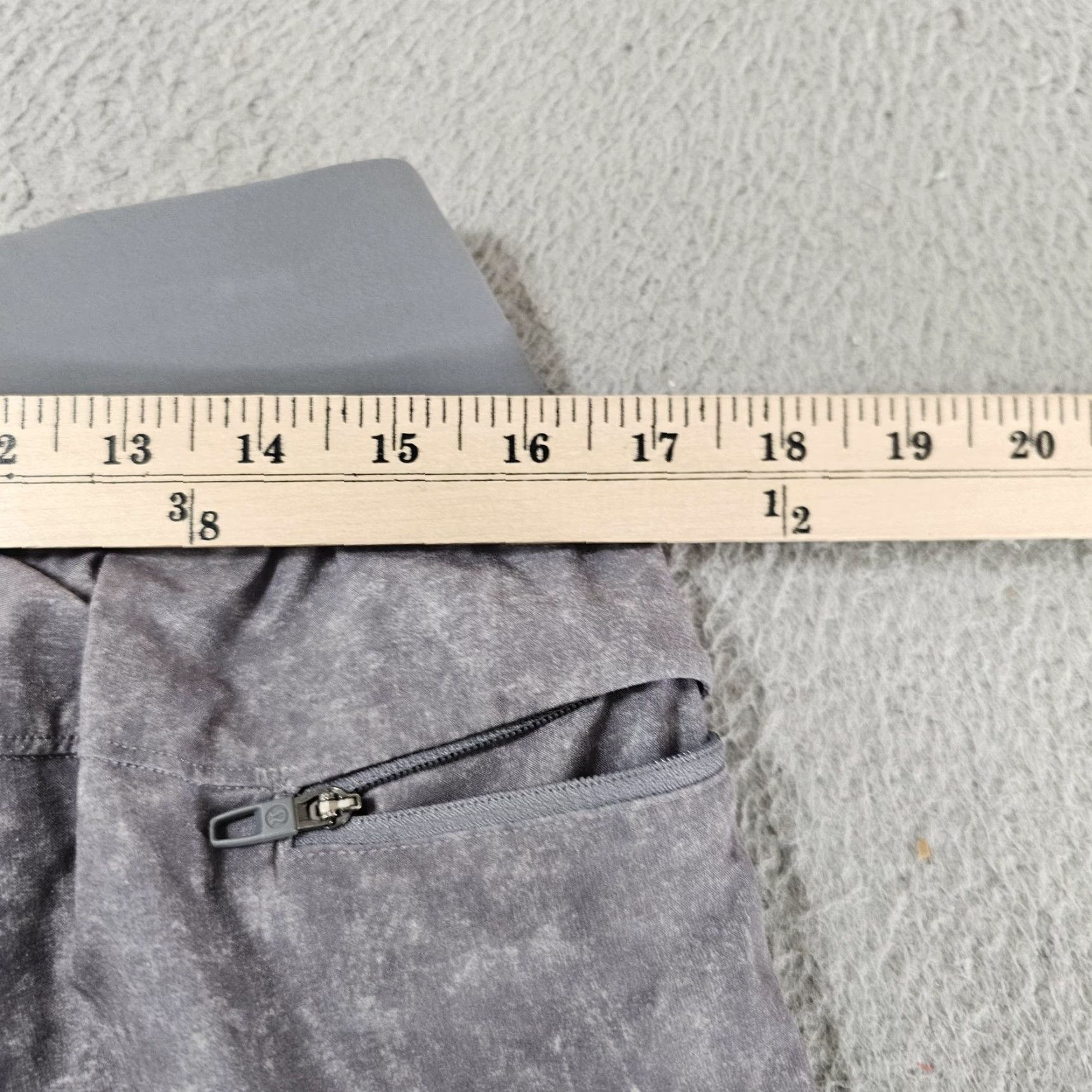 Lululemon Lululemon Mens Large Gray Marble Athletic Shorts Zip Pocket Drawstring Waist Size US 33 - 6 Thumbnail