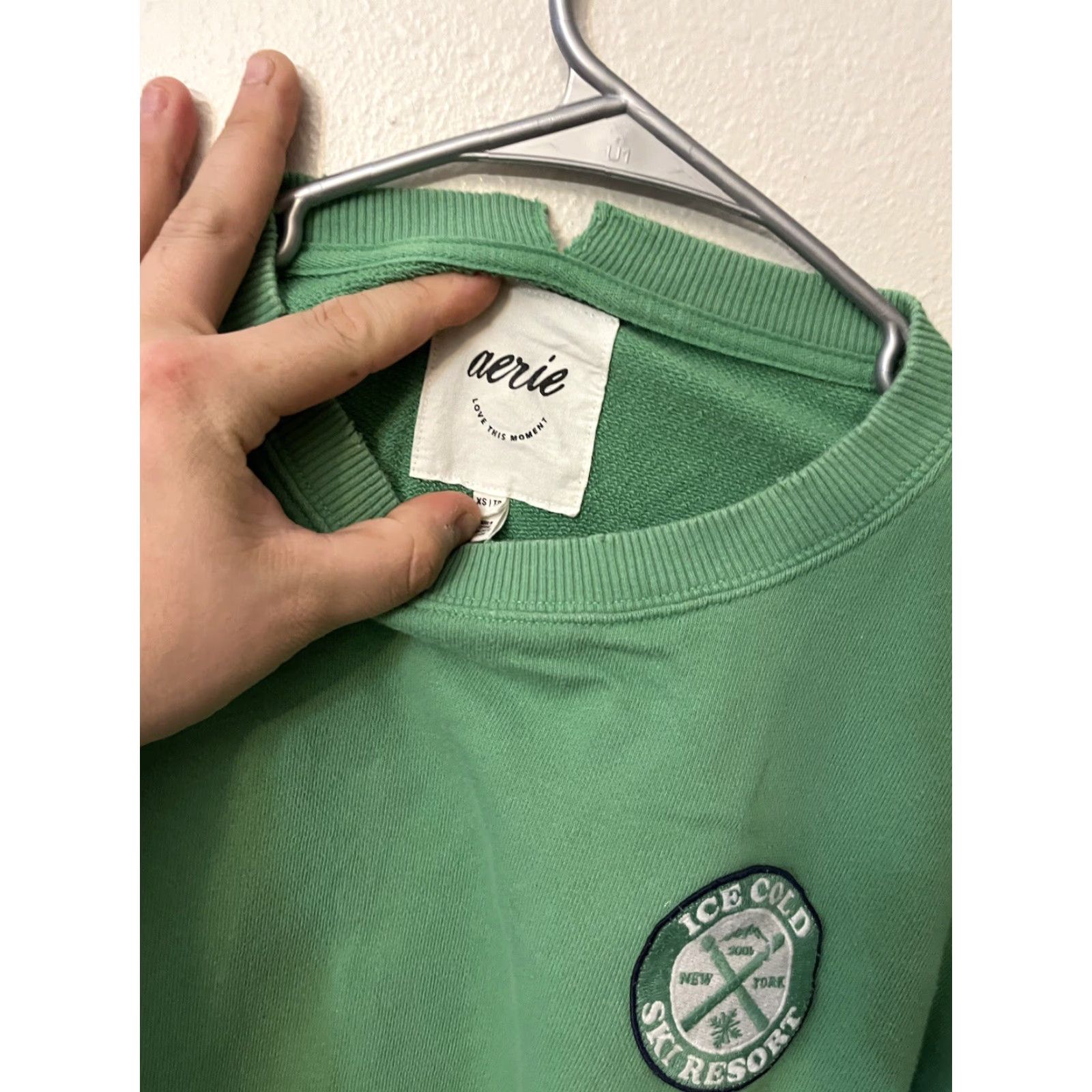 Vintage Aerie Sweatshirt Main: The Chill Green Ice Ski Resort Patches Womens XS Crew Neck Raglan Sleeve Size XS / US 0-2 / IT 36-38 - 2 Thumbnail