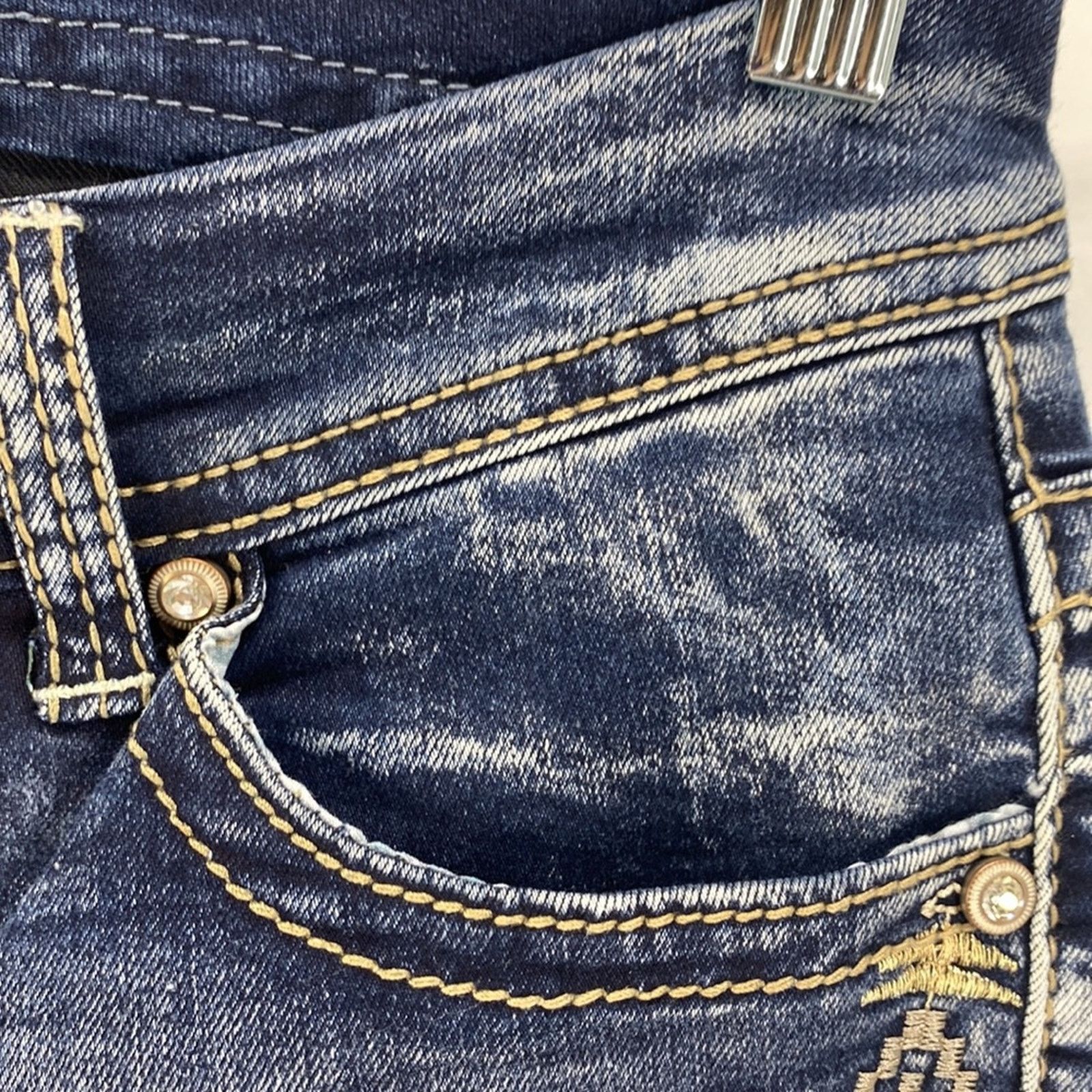 Other Aryia Lowrise bootcut tribal embroidered jean size 5/6 short Size 26" / US 2 / IT 38 - 8 Thumbnail