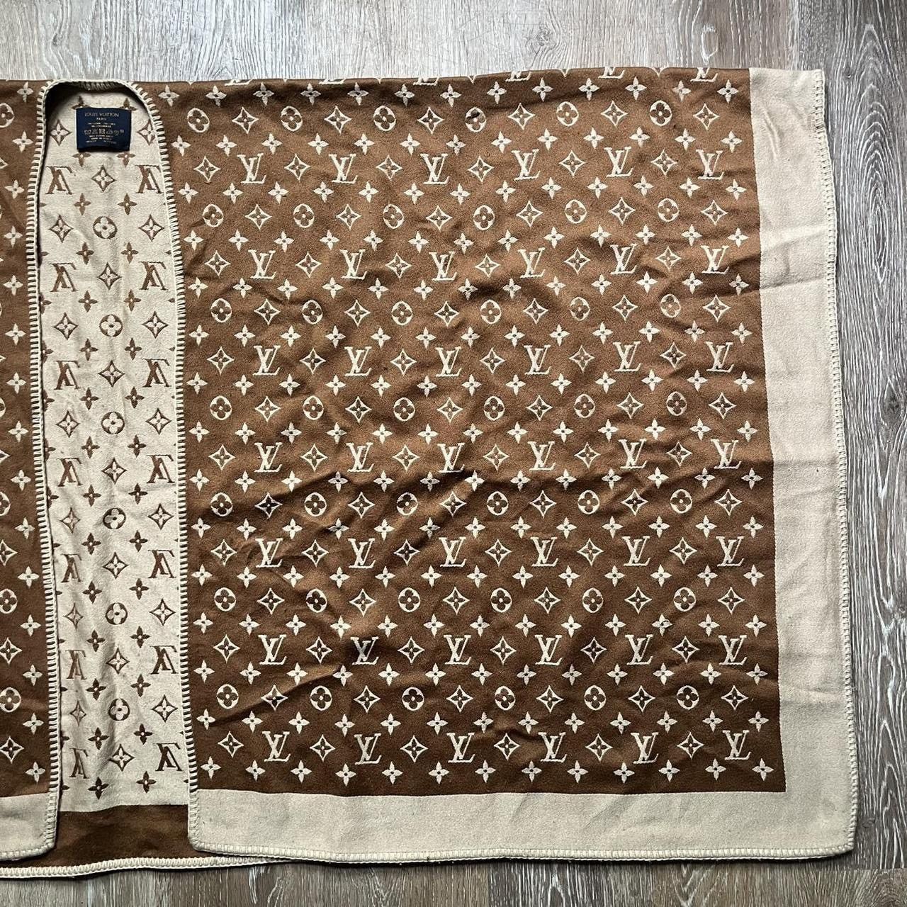 Louis Vuitton 2021 louis vuitton monogram poncho/shawl Size ONE SIZE - 4 Thumbnail