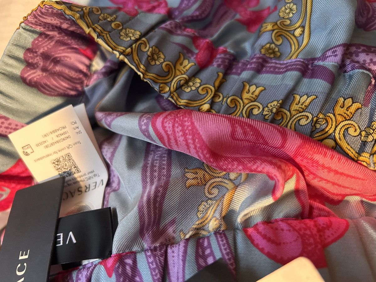 Versace VERSACE Cornflower-Print Satin Shorts Size 32" / US 10 / IT 46 - 8 Thumbnail