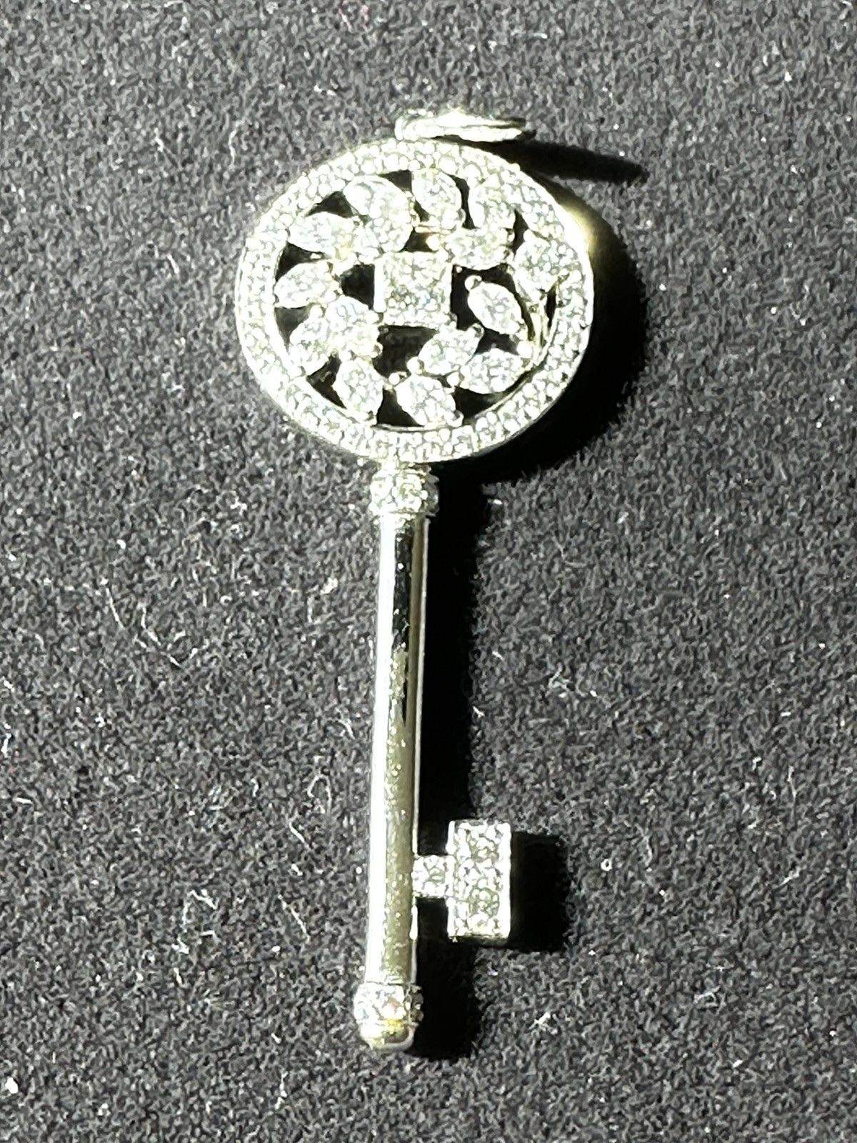 Tiffany & Co. Platinum Victoria Vine Key Pendant w 24in chain and Mini Key Size ONE SIZE - 8 Thumbnail