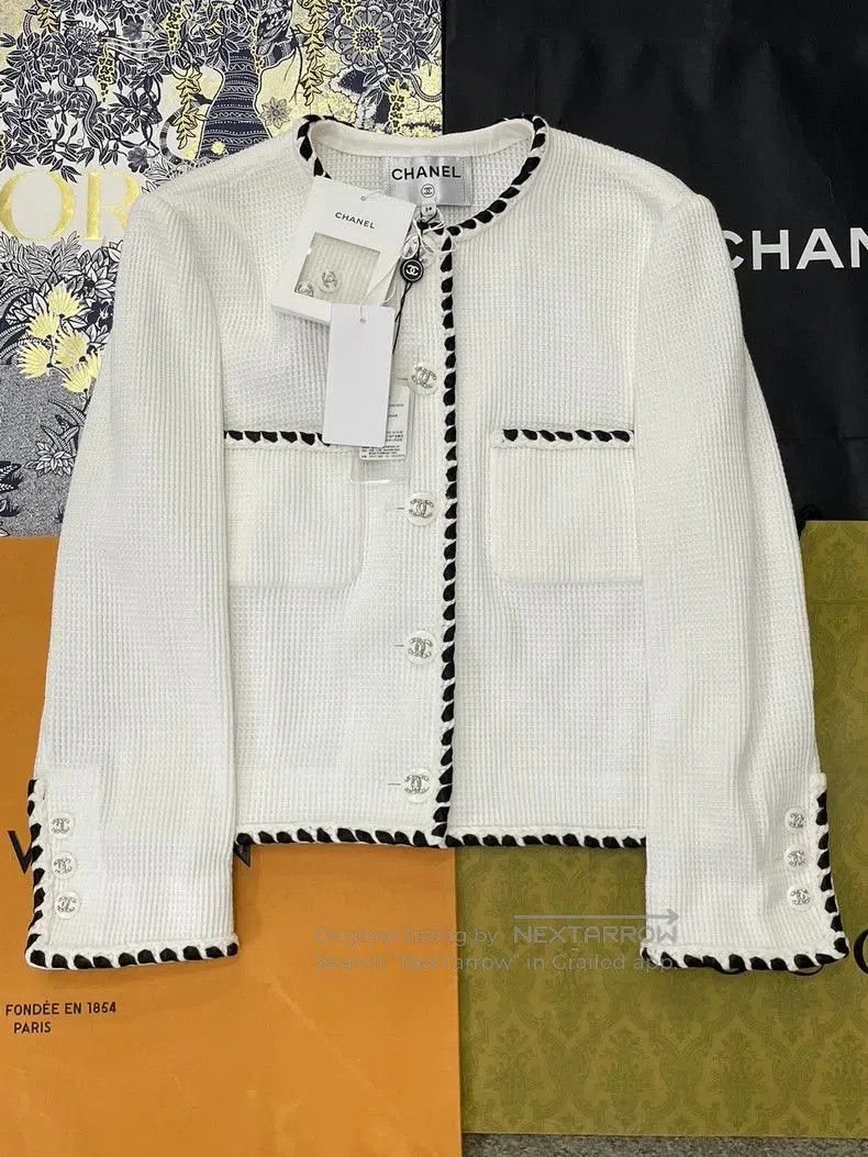 Chanel Chanel White Diamond Buckle Jacket. Size US M / EU 48-50 / 2 - 1 Thumbnail
