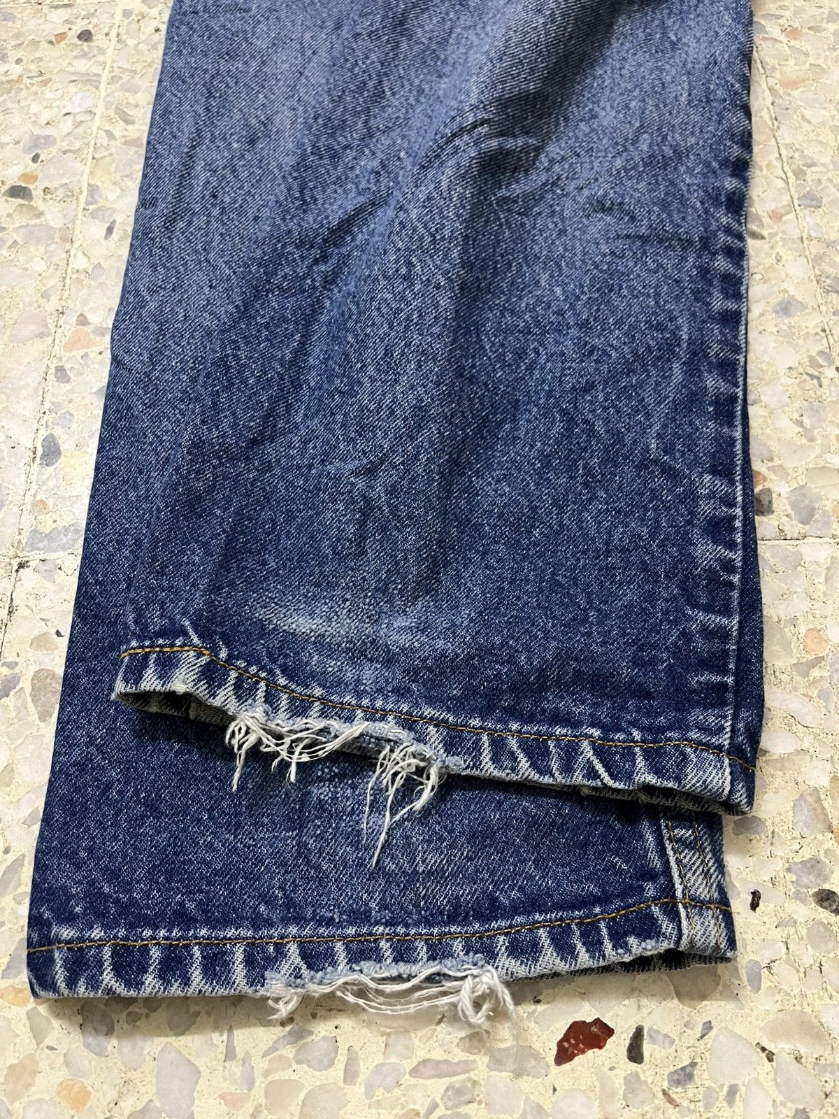 Levi's Vintage Levi’s 505 distressed 90s light blue wash jeans Size US 32 / EU 48 - 14 Thumbnail