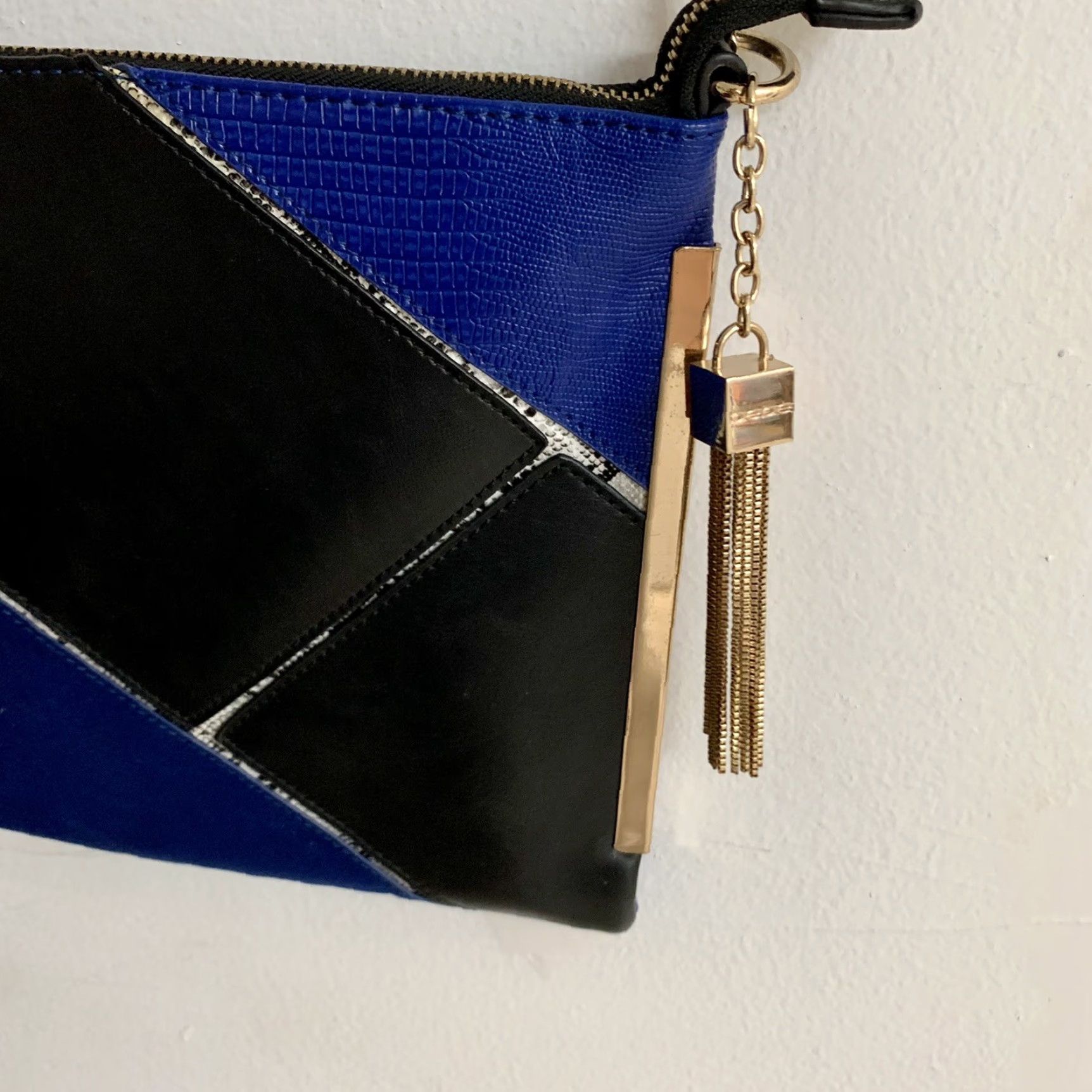 Bebe bebe Crossbody Purse Bag Medium Blue Black Faux Leather Chain Strap Gold Hardware Women Channel Party/Cocktail Size ONE SIZE - 5 Thumbnail