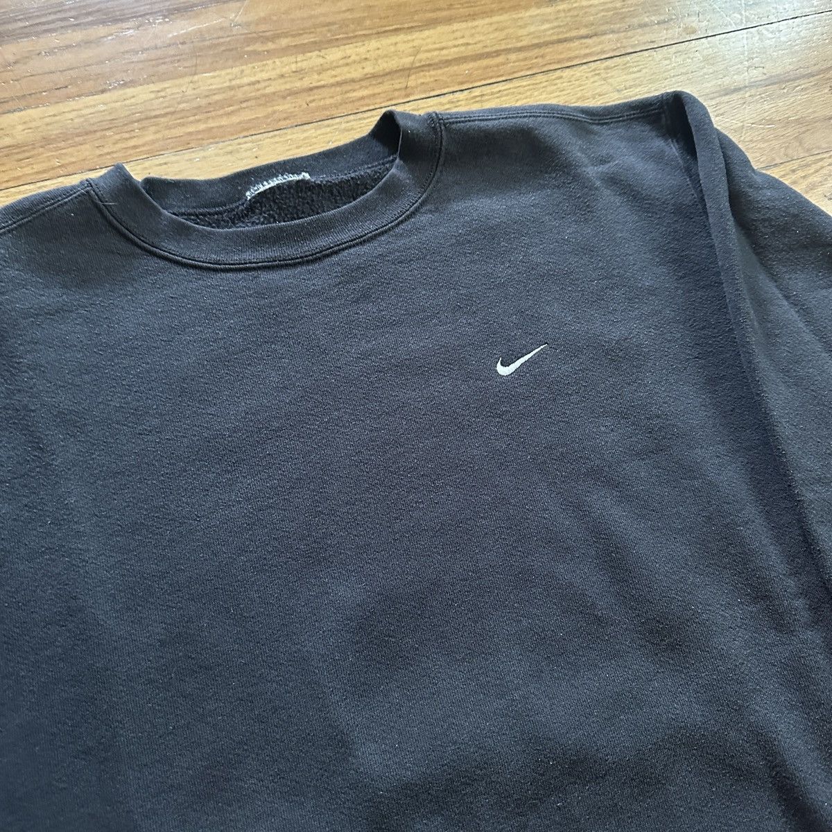 Nike Vintage 90s Nike Swoosh Faded Black Crewneck Sweatshirt Size US L / EU 52-54 / 3 - 1 Thumbnail
