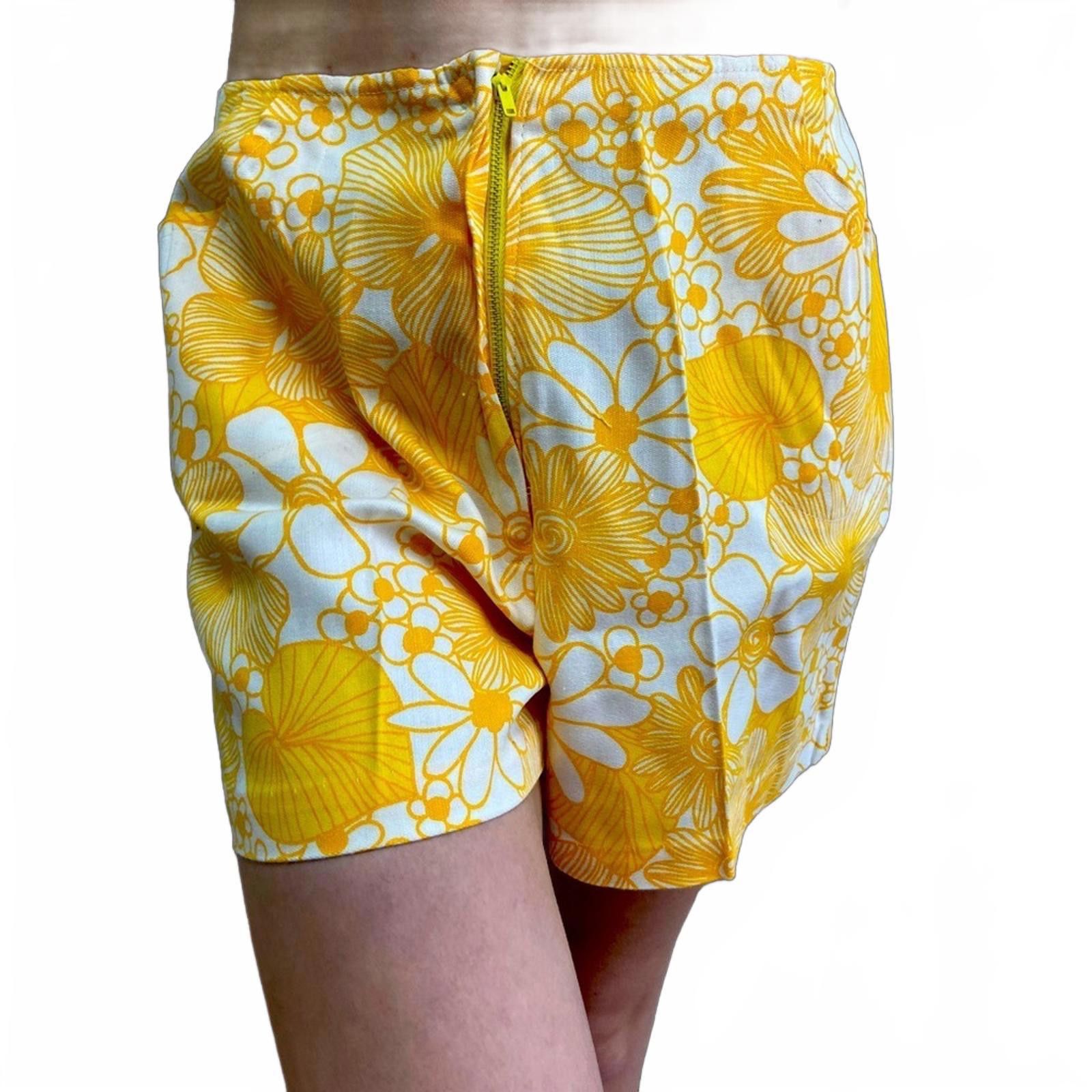 Vintage 60s Handmade High Waisted Cotton Shorts Yellow Floral Print Size 28" / US 6 / IT 42 - 6 Thumbnail