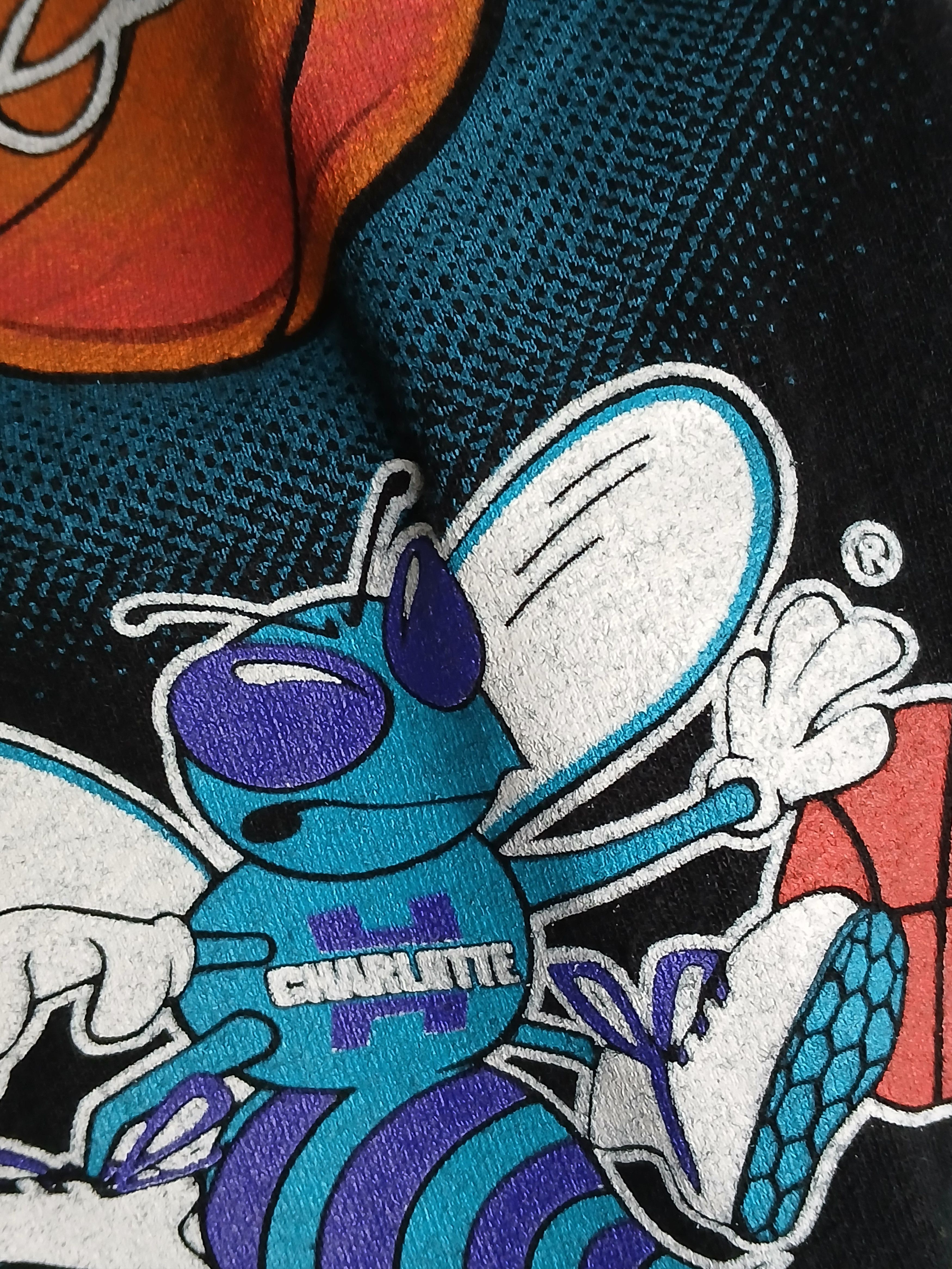 NBA × Vintage × Warner Bros Vintage 1994 NBA Charlotte Hornets Daffy Duck T-Shirt Size US XL / EU 56 / 4 - 6 Thumbnail