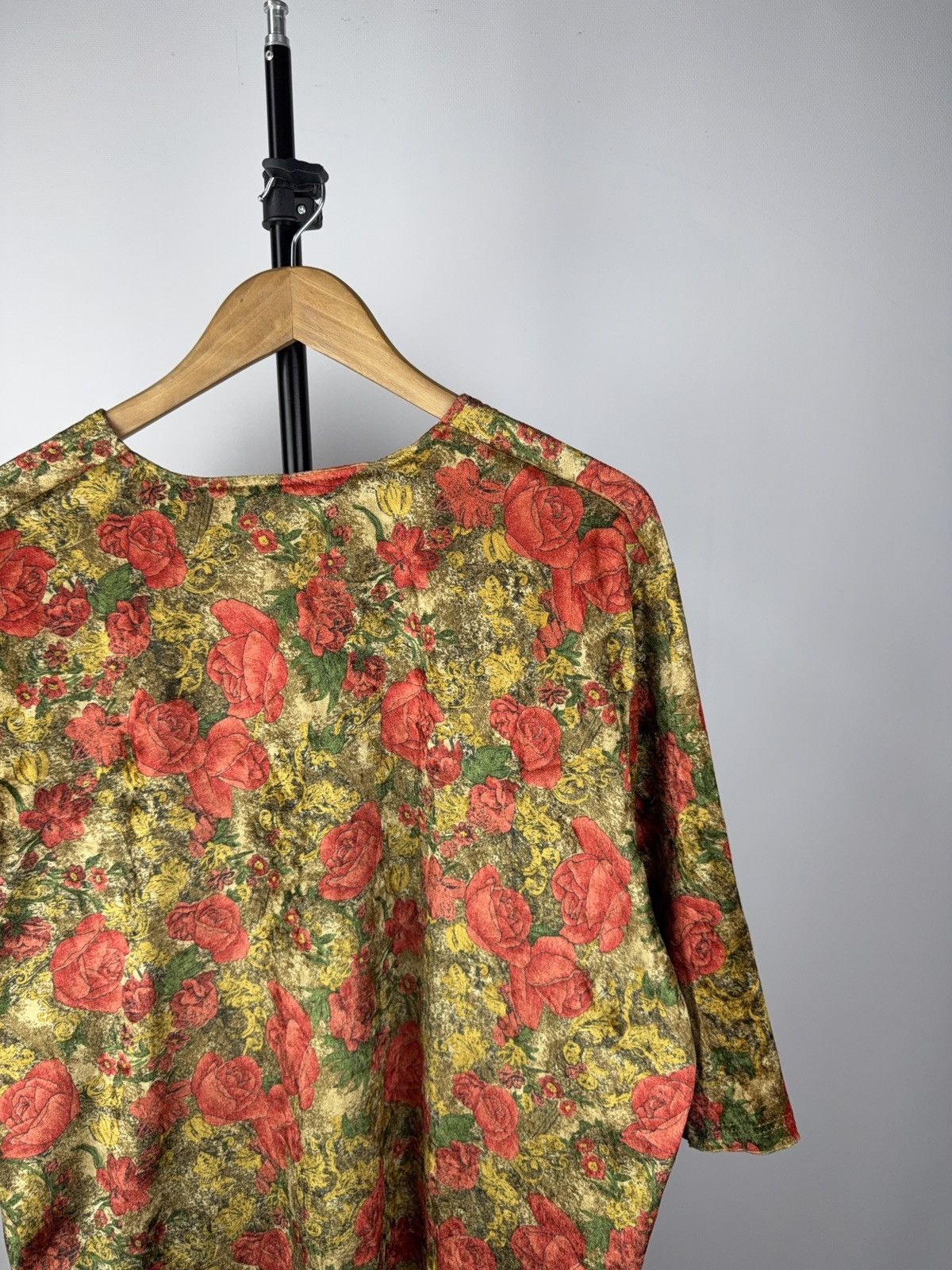 Other Vintage 90s Baroque Rose T-Shirt Red Floral Art Print Tee Size L / US 10 / IT 46 - 4 Thumbnail