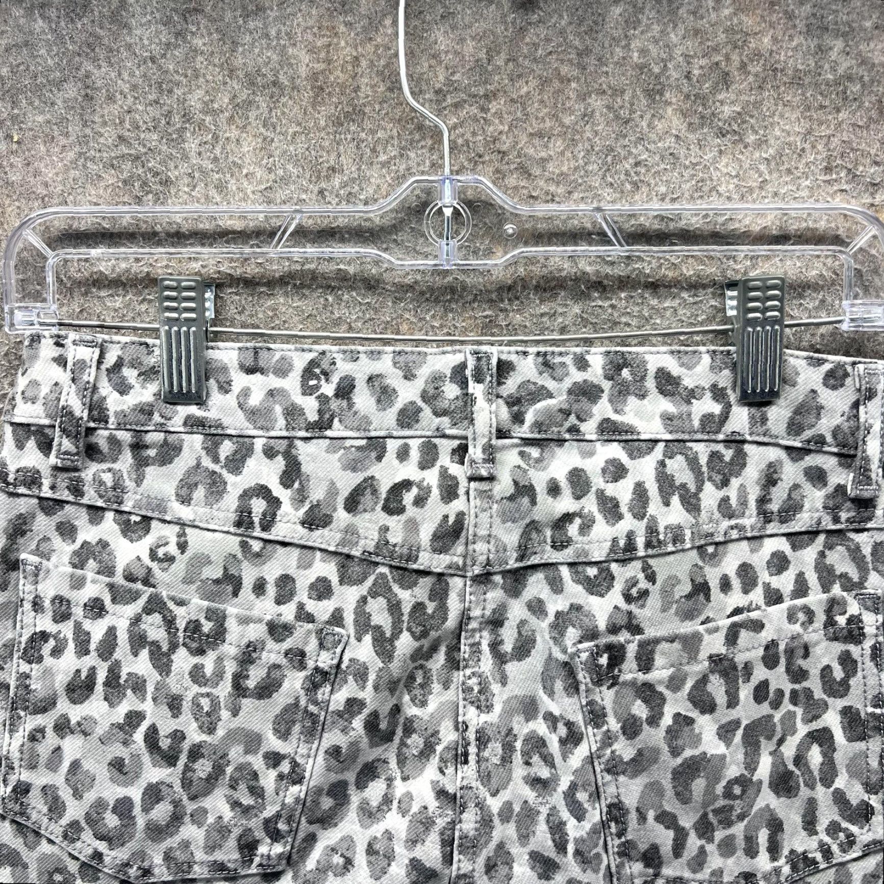 J.McLaughlin J. McLaughlin Jeans Womens 6 Gray Leopard Animal Print Skinny Ankle Denim Pants Denim Pants Slim Fit Pocket Zip Fly Button Closure Adult Womens Size 28" / US 6 / IT 42 - 4 Thumbnail