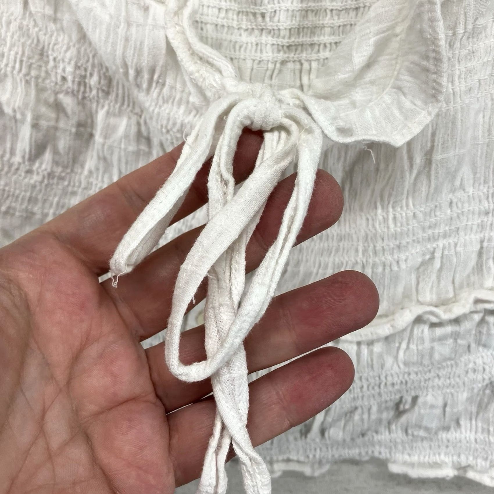 American Eagle Outfitters American Eagle Smocked Crop Top Medium White Ruffle Button Front Tie Strap Maid Size M / US 6-8 / IT 42-44 - 6 Thumbnail