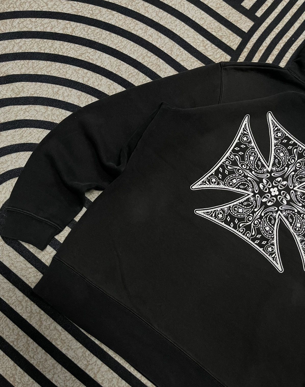 Japanese Brand 2000s MOONEYES BANDANA CROSS DESIGN RARE PULLOVER HOODIE Size US M / EU 48-50 / 2 - 16 Thumbnail