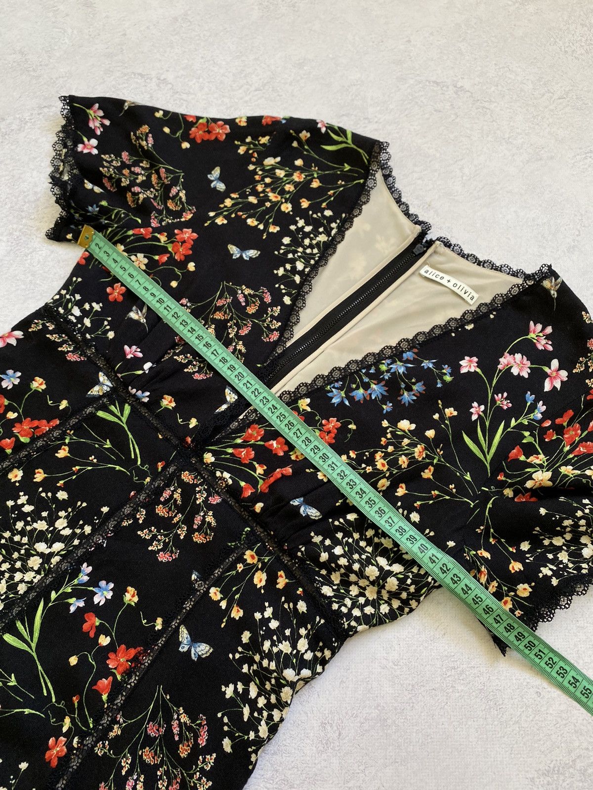 Alice + Olivia Alice + Olivia Black Floral Short Sleeve V-Neck Mini Dress Size S / US 4 / IT 40 - 16 Thumbnail