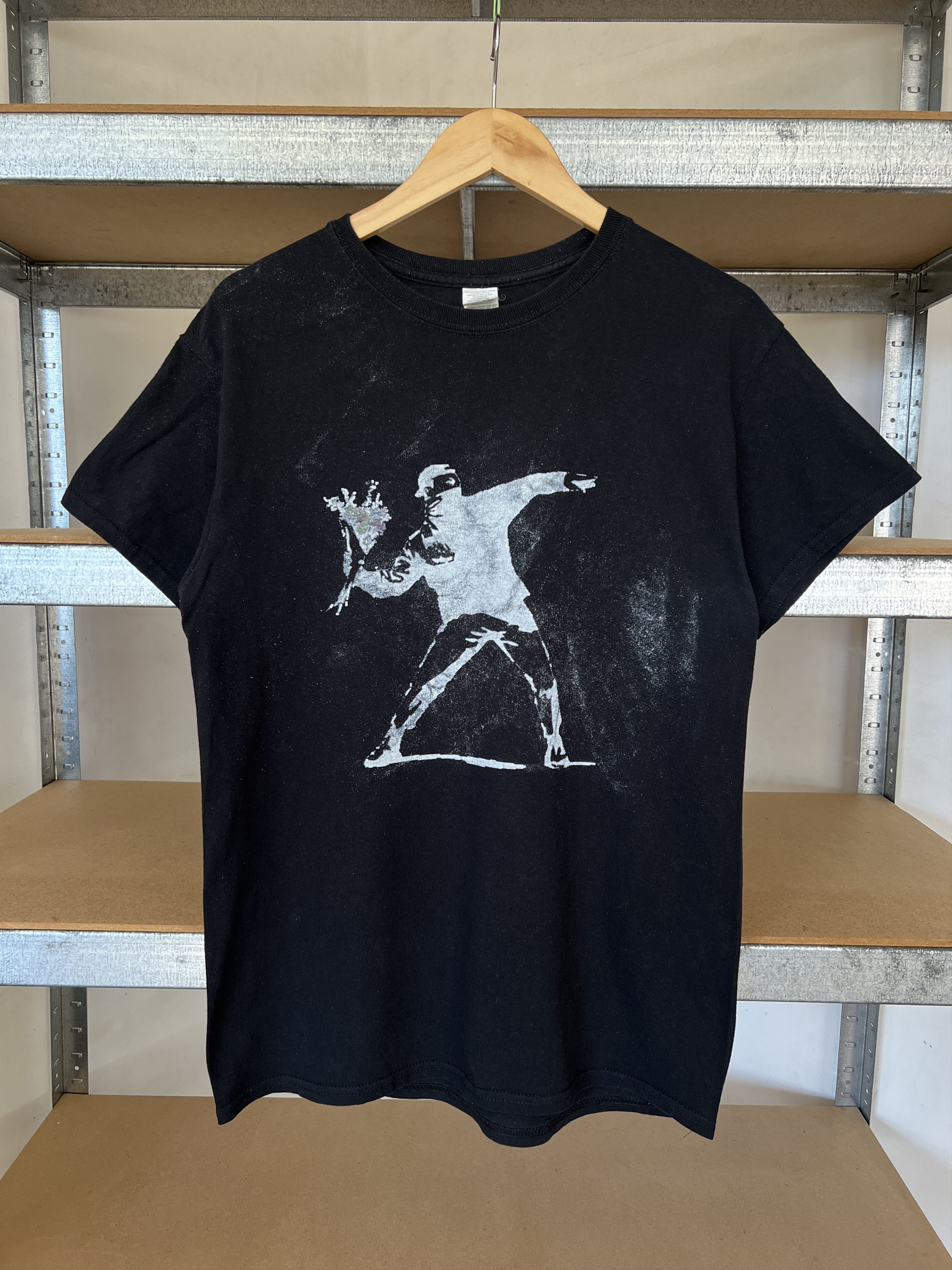 Vintage Vintage 2000s Banksy Flower Thrower Art Graphic T-shirt Size US M / EU 48-50 / 2 - 1 Thumbnail