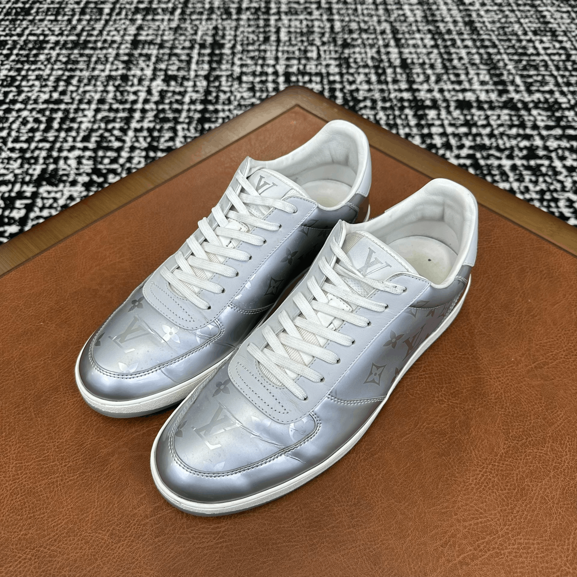 Louis Vuitton Louis Vuitton White Lowtop Sneakers 11 Men Size US 11 / EU 44 - 1 Thumbnail
