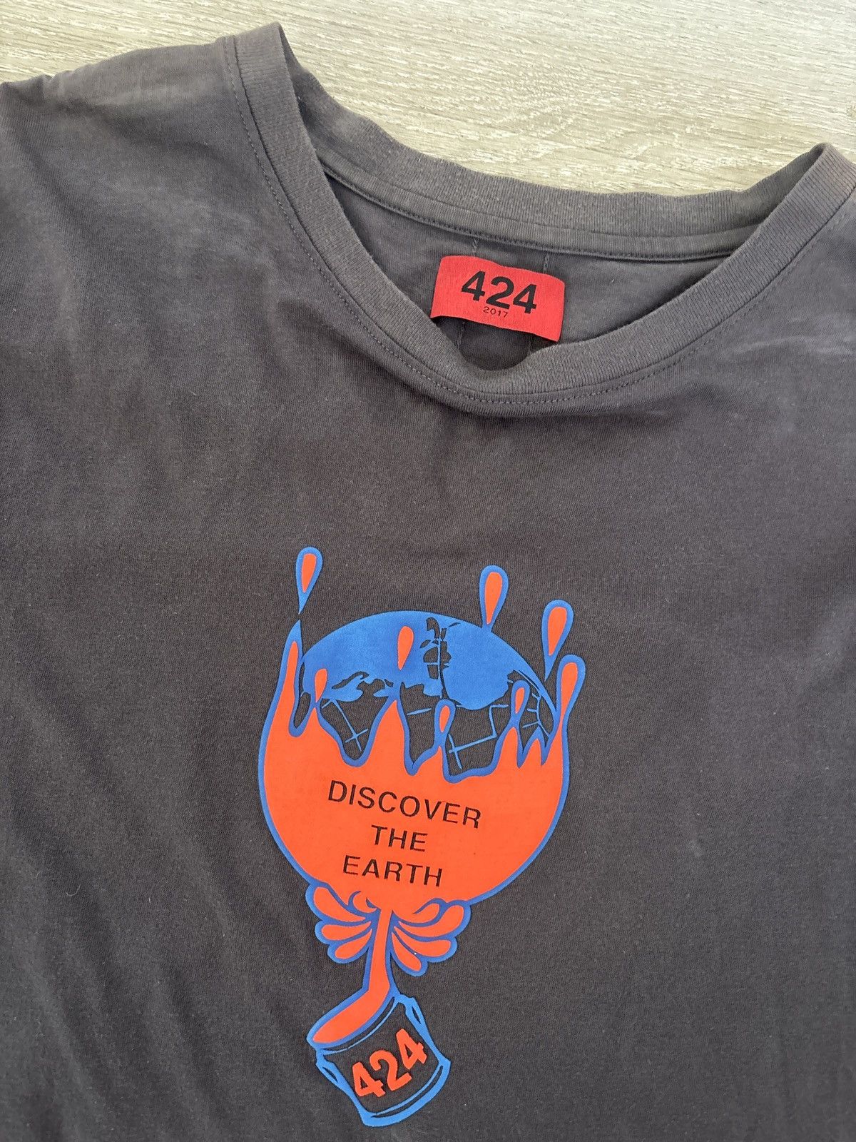 424 424 "DISCOVER THE EARTH" t shirt Size US M / EU 48-50 / 2 - 1 Thumbnail