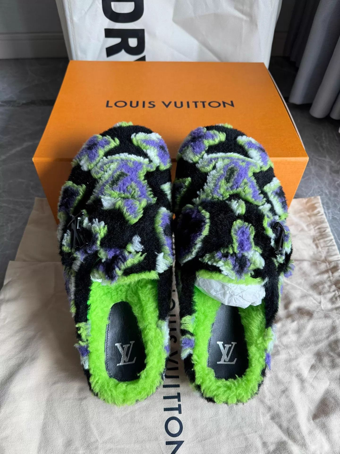 Louis Vuitton LV Easy All Over Logo Slippers 42 Black Green Size US 9 / EU 42 - 6 Thumbnail