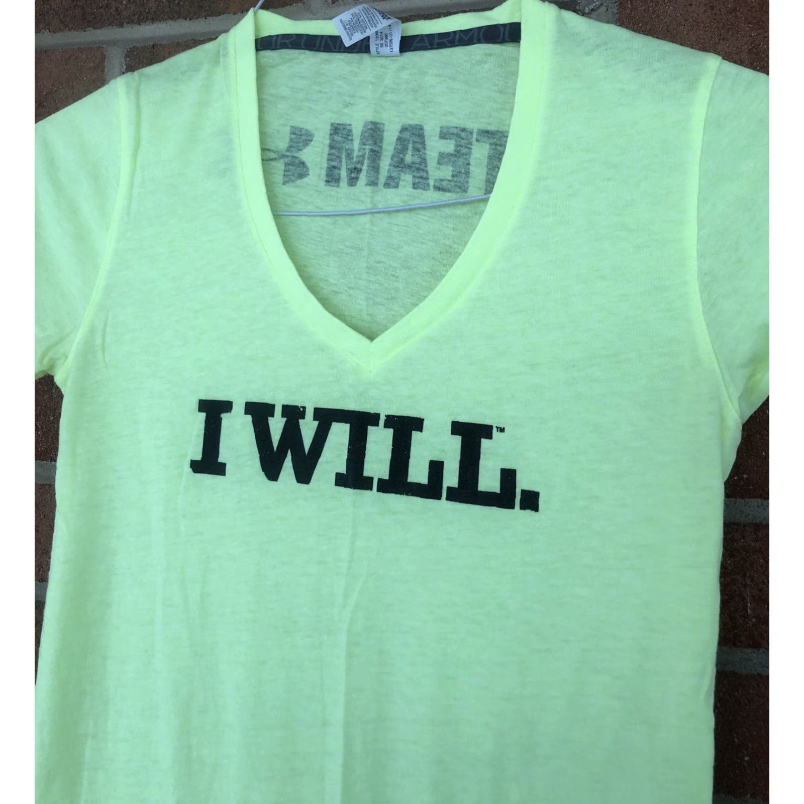 Under Armour Under Armour HeatGear T-Shirt M Women’s V Neck Neon Yellow Fitted Short Sleeve Crew Neck Reflective Lightweight Running & Jogging Shirt Women Size M / US 6-8 / IT 42-44 - 2 Thumbnail