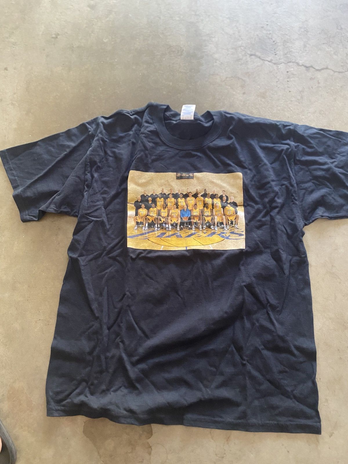 Vintage Vintage Los Angeles Lakers 2004 Team Tee Size US XL / EU 56 / 4 - 5 Thumbnail