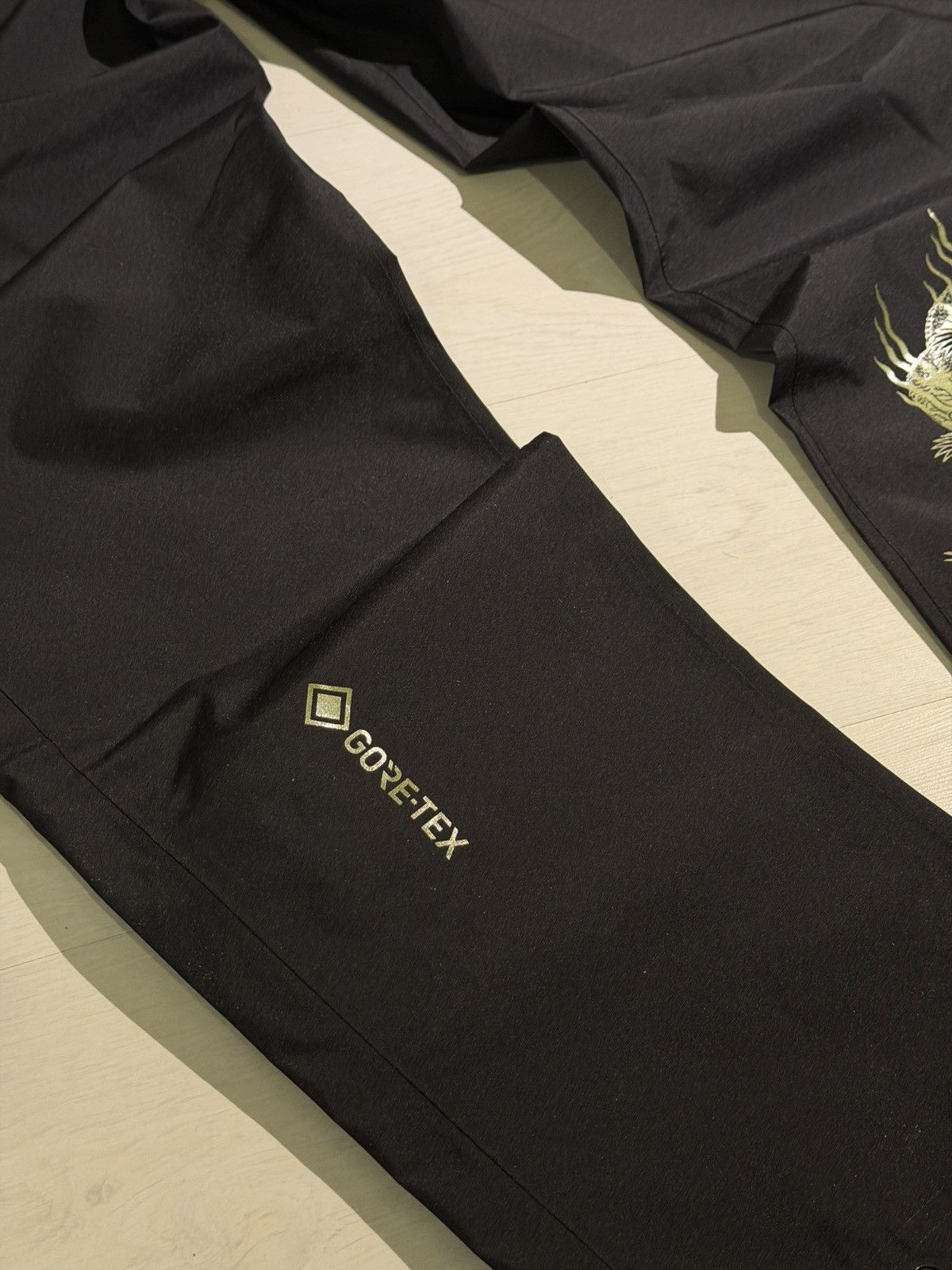 Adidas × Maharishi Adidas Arsenal x Maharishi Gore-Tex Pants BNWT Size L Size US 32 / EU 48 - 9 Thumbnail