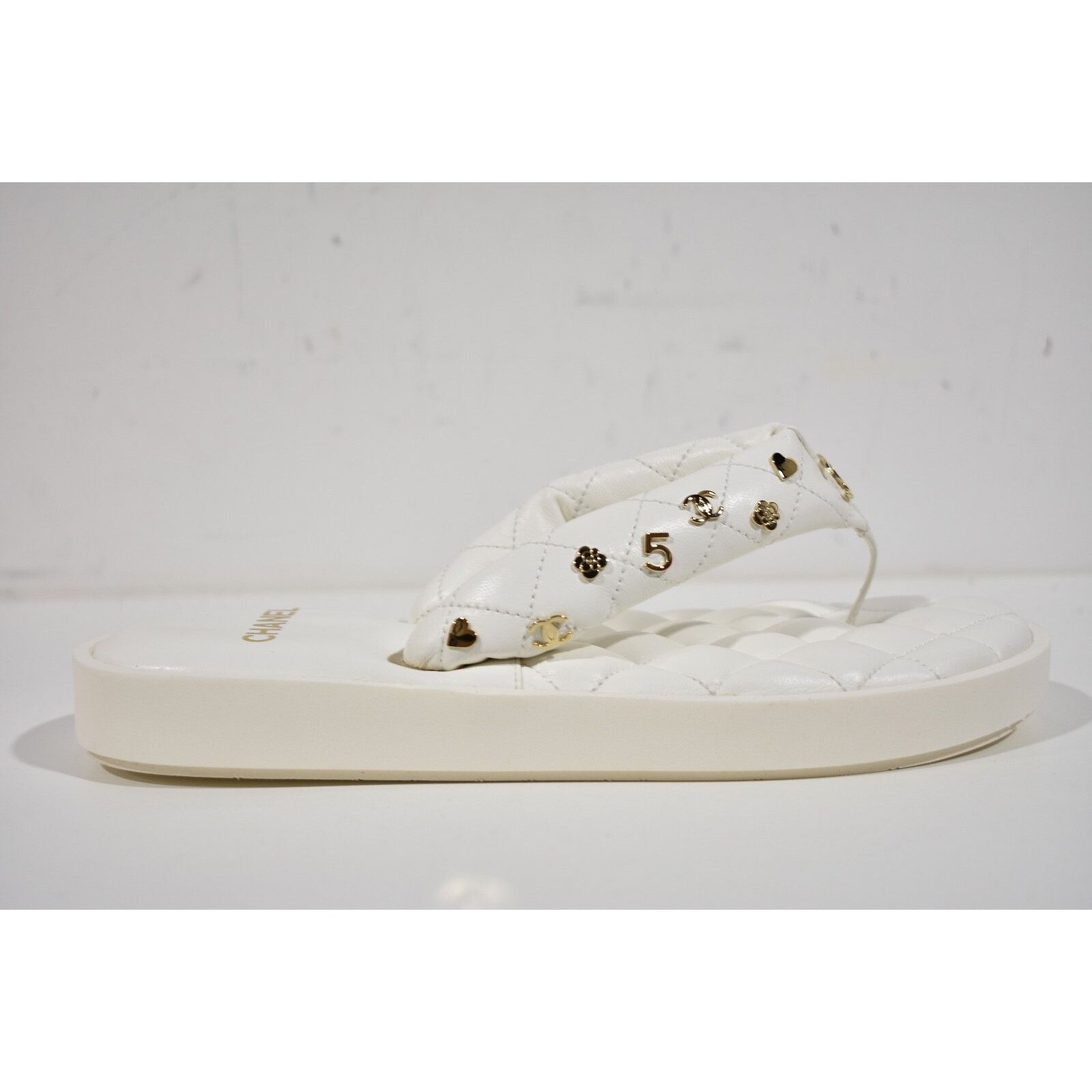 Chanel Chanel 23P White Quilted Charms Padded Pool Thong Logo Size US 9 / IT 39 - 2 Thumbnail