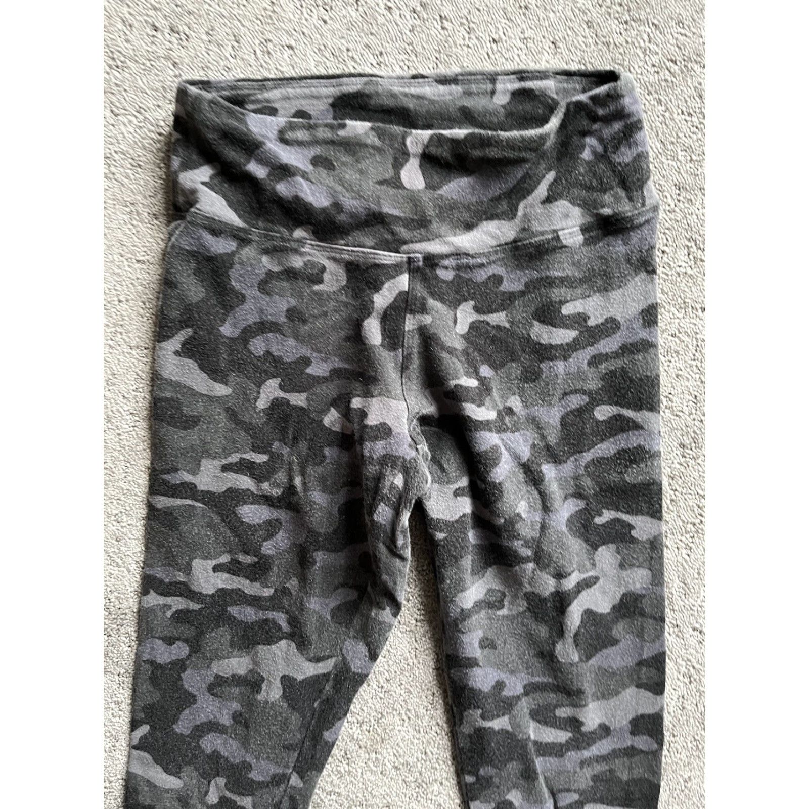 Express Express Women's Leggings Small Mid Rise Gray Camo Stretch Ankle Workout Pants, Express, Leggings, Women, S, Gray, Camouflage, 8.5-10.5 in Rise Size 28" / US 6 / IT 42 - 2 Thumbnail