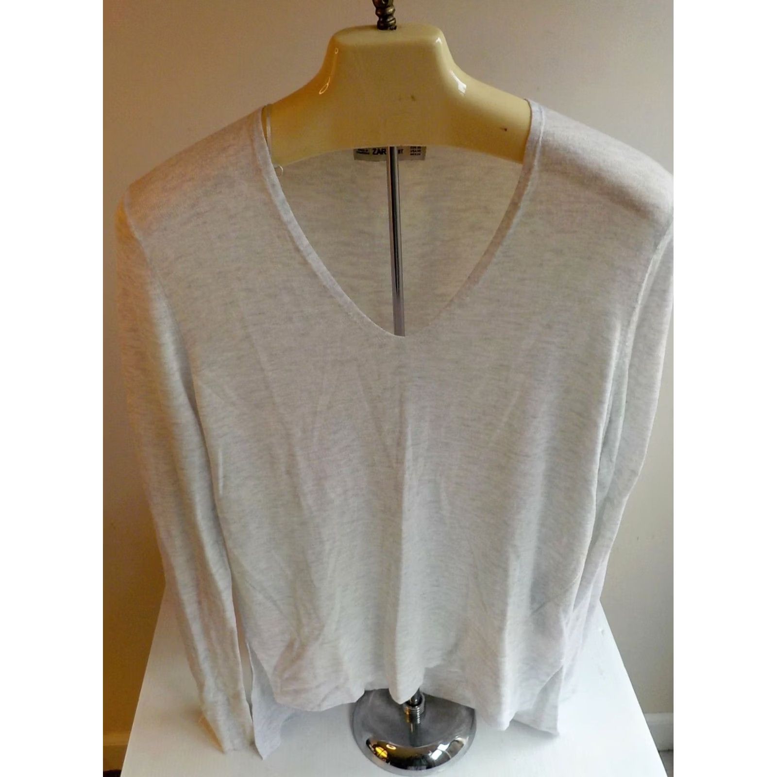 Zara VINTAGE ZARA KNIT V-Neck Lightweight Pullover Sweater Ivory Gray XS Womens Knit Pullover Long Sleeve Slit Cuffs 29 Length 26.5 Sleeve Great Condition Size XS / US 0-2 / IT 36-38 - 2 Thumbnail
