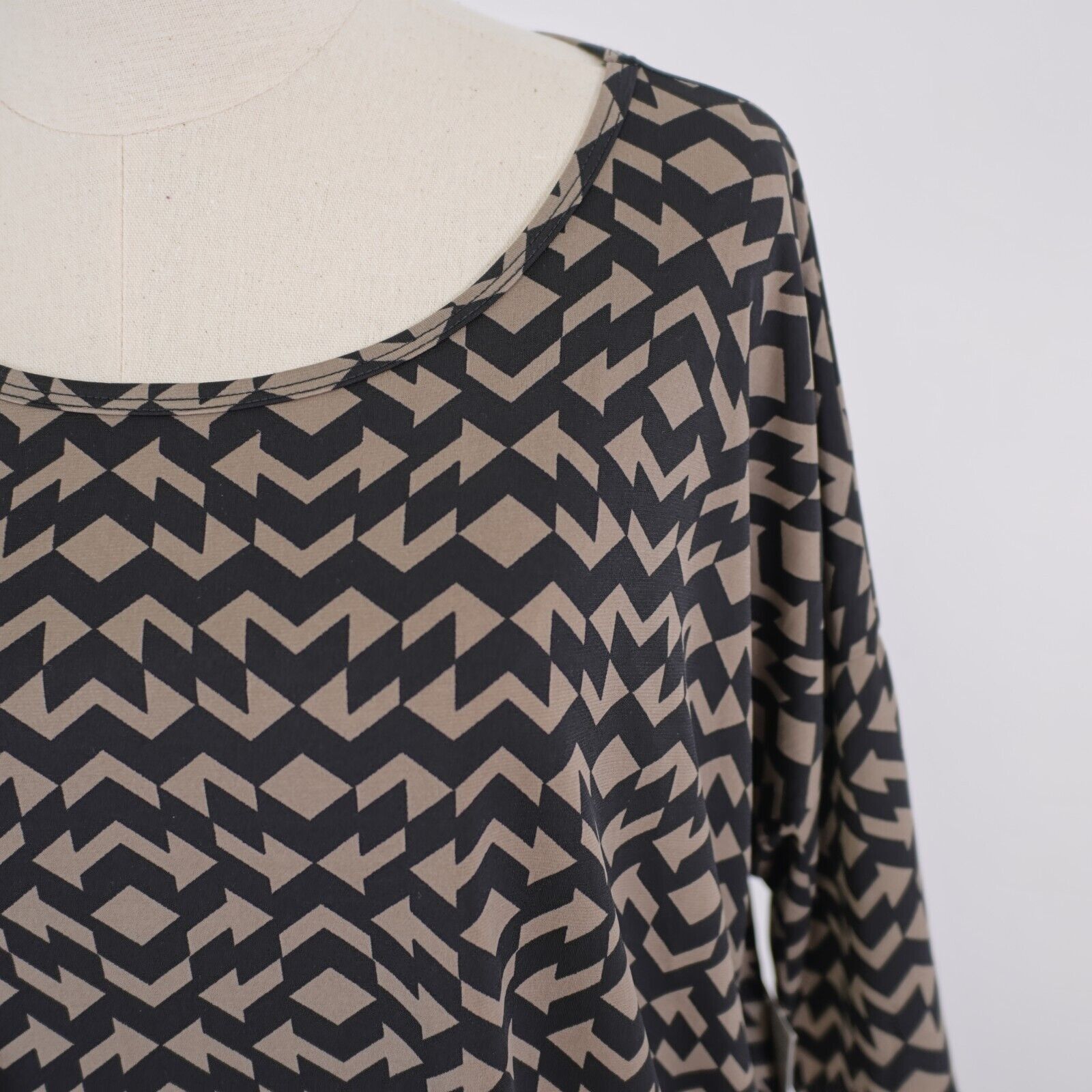 Designer NEW LuLaRoe Irma Large Beige Black Loose Fit Tunic Top Short Size L / US 10 / IT 46 - 2 Thumbnail
