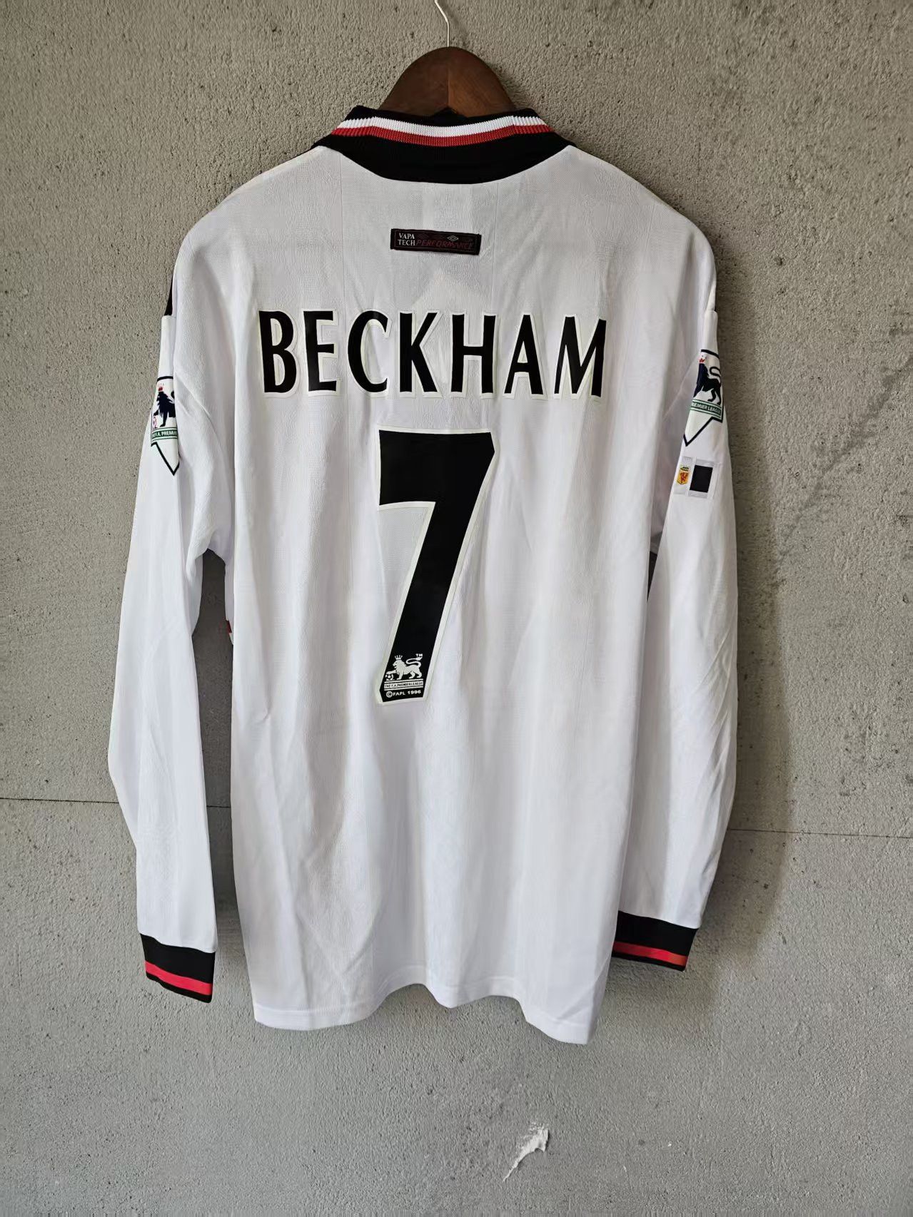 Other 1998 MUFC 7 Beckham Jersey Away Longsleeve Size US L / EU 52-54 / 3 - 1 Thumbnail