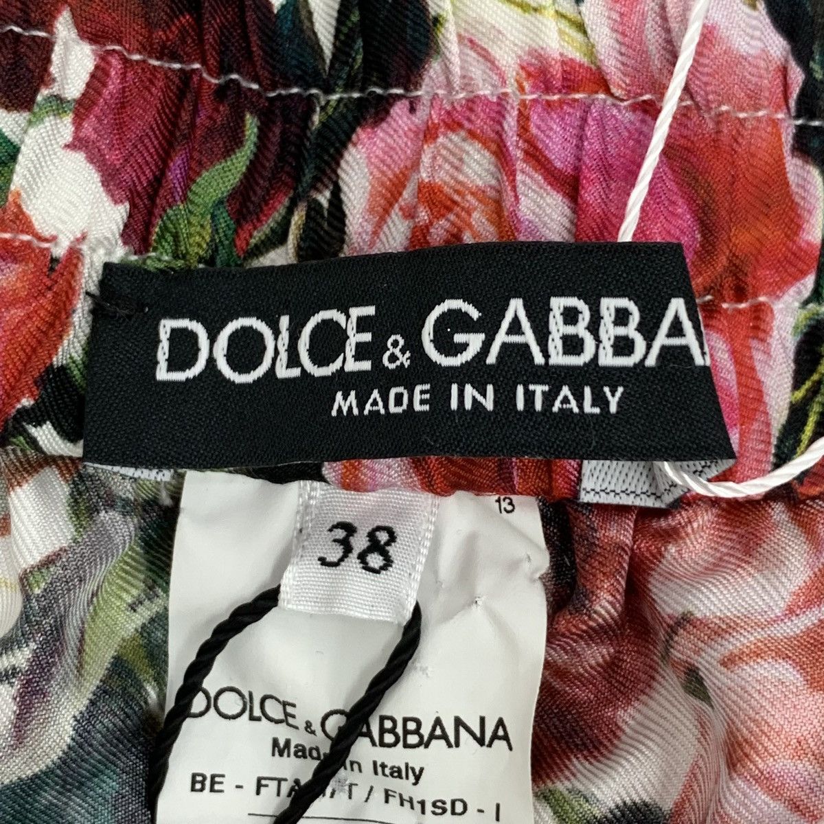 Dolce & Gabbana Dolce & Gabbana Full Rose Print Silk Casual Shorts K26WX Size 26" / US 2 / IT 38 - 5 Thumbnail