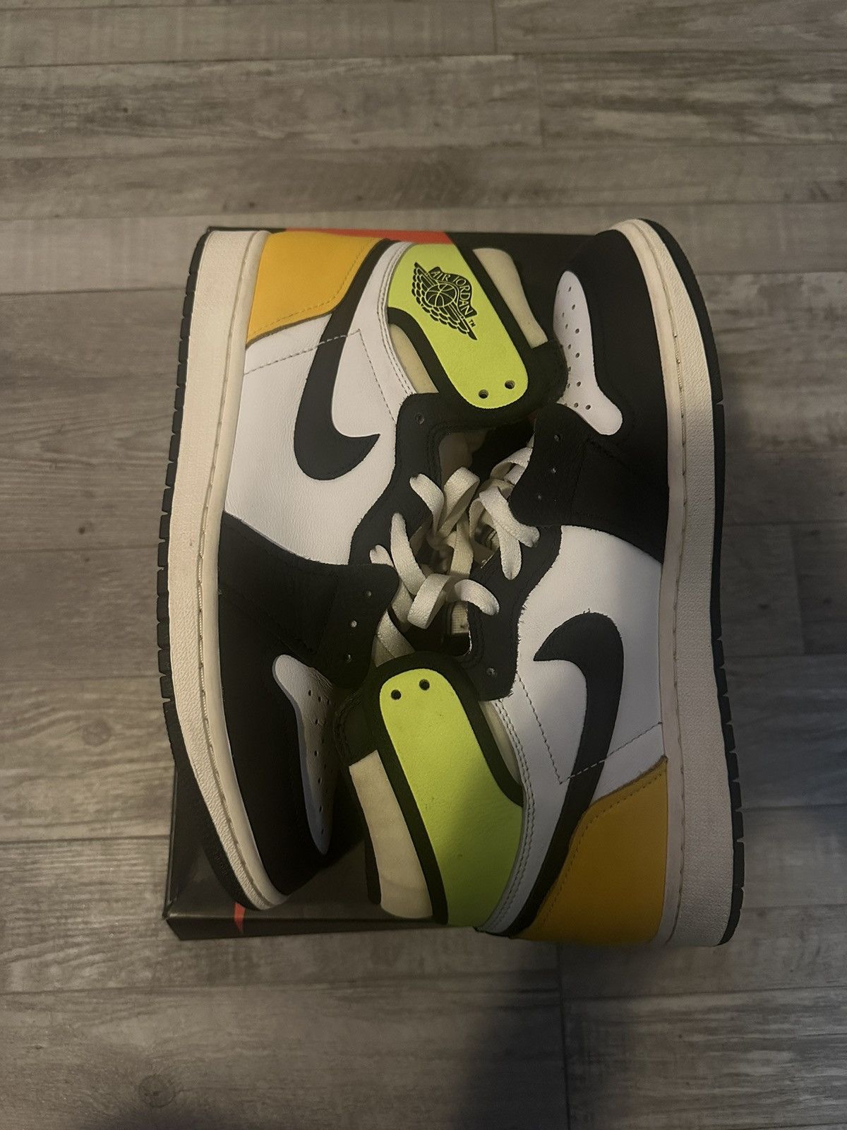Jordan Brand × Nike Air Jordan 1 Retro High White/ Black/ Volt/ University Gold Size US 10.5 / EU 43-44 - 3 Thumbnail