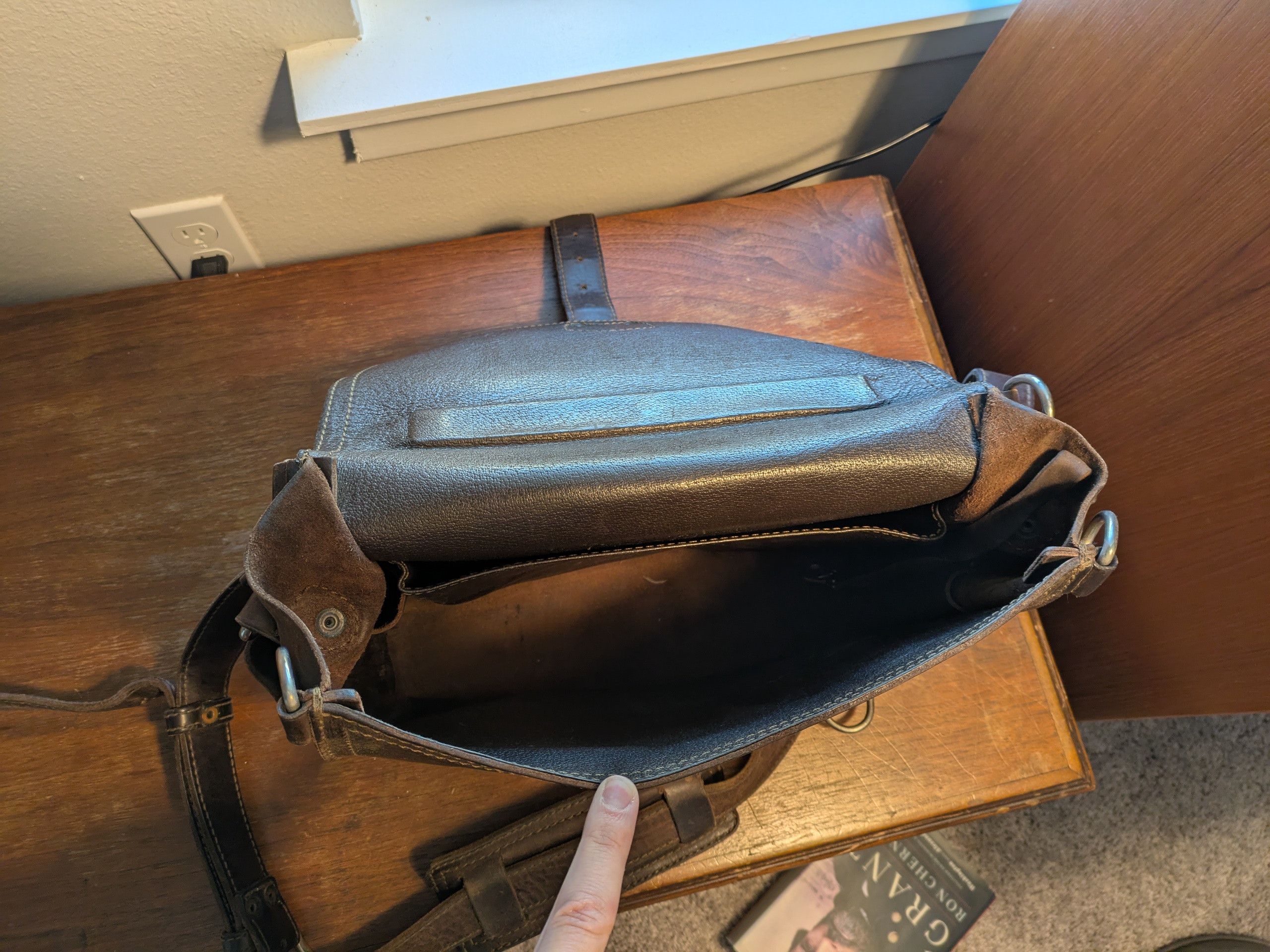 Saddleback Leather Medium Messenger Bag (Dark Coffee Brown) Size ONE SIZE - 2 Thumbnail