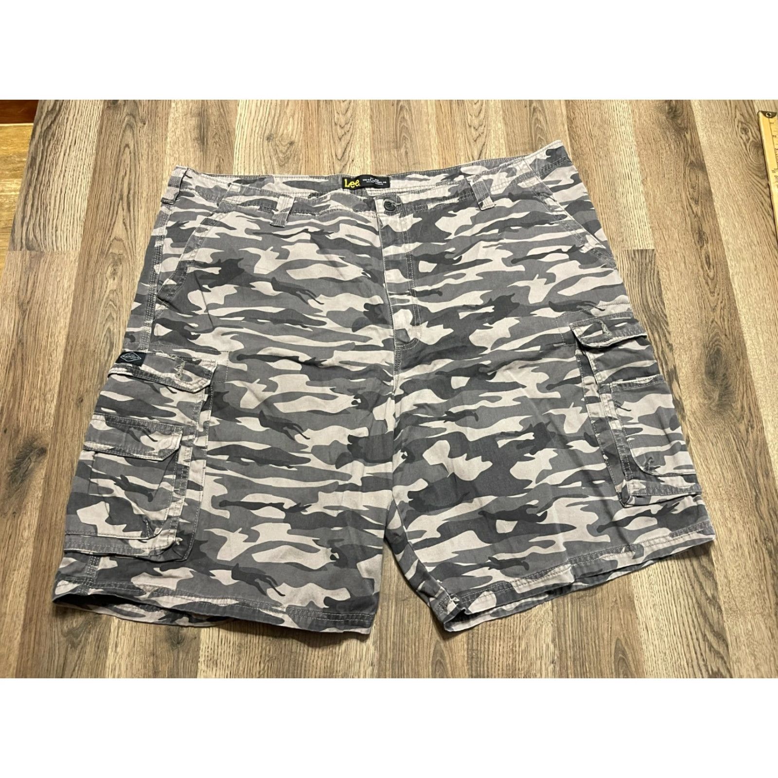 Lee **Lee Men's Size 48 Camouflage Shorts, Brown Green, Khaki, Pockets** User: **Lee Men's Size 48 Camo Shorts, Brown Green, Khaki, Pockets** Size US 32 / EU 48 - 2 Thumbnail