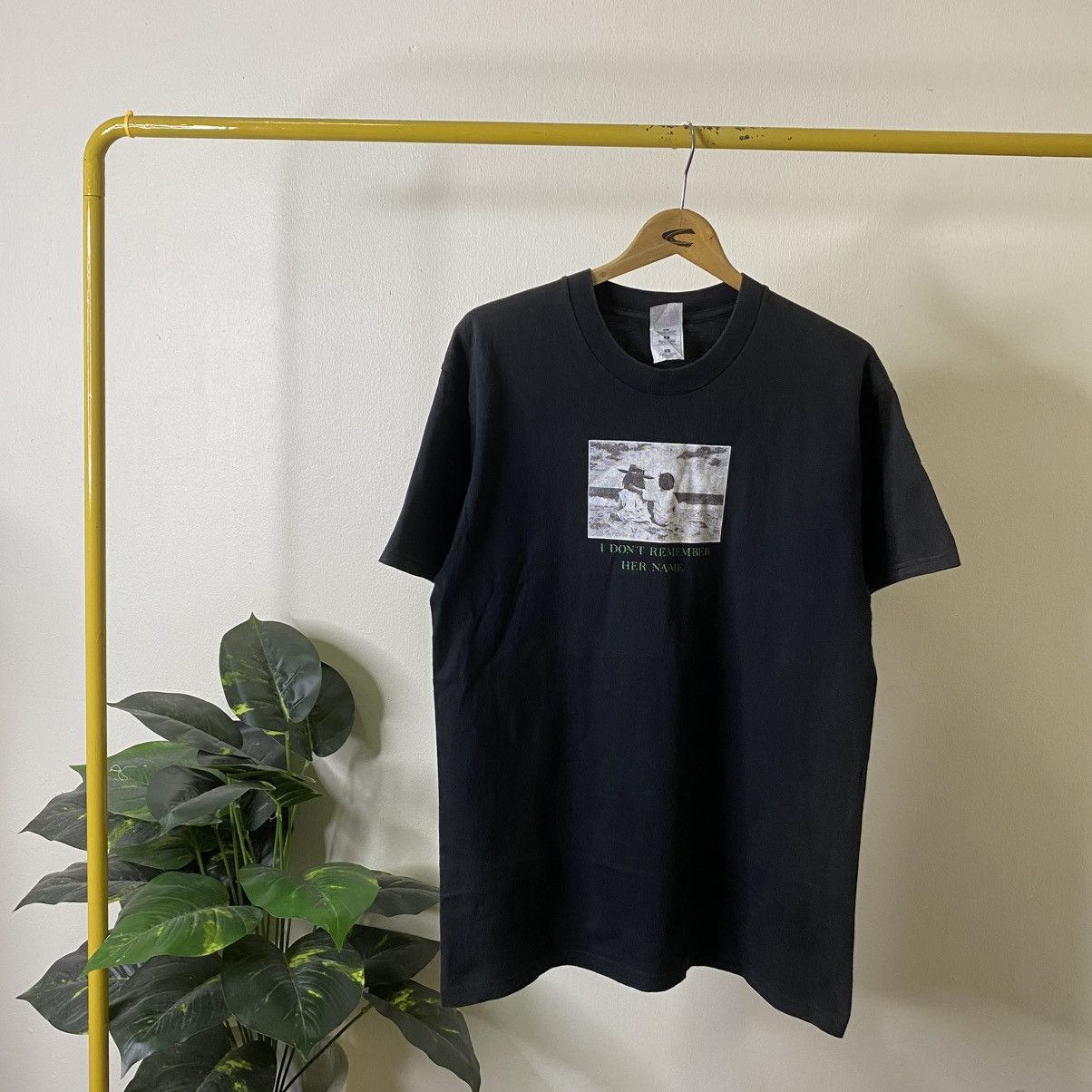 Vintage Vintage 1990s I Dont Remember Her Name T Shirt Size US L / EU 52-54 / 3 - 1 Thumbnail