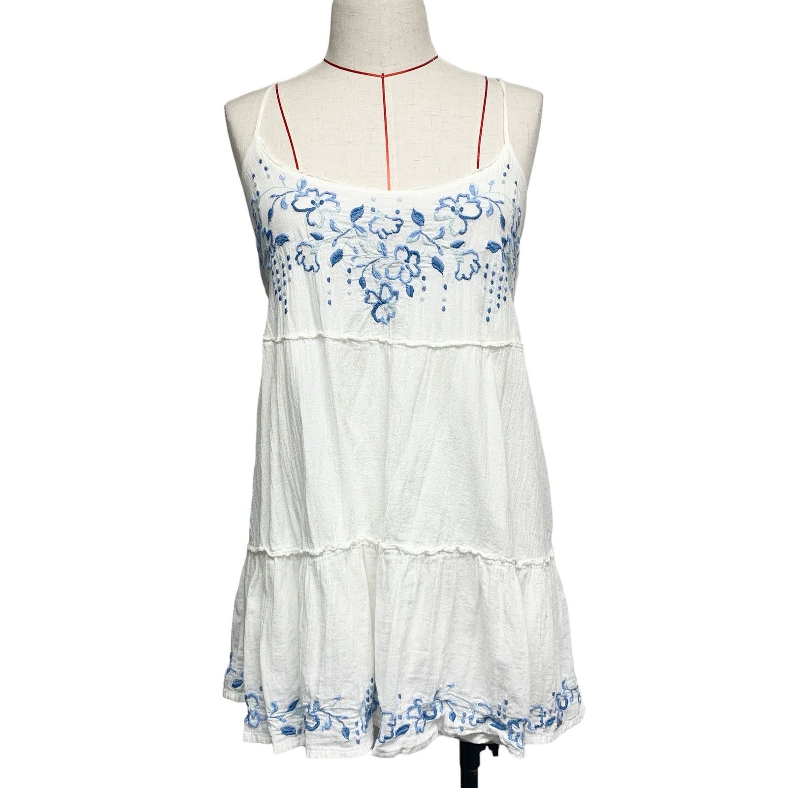 Hollister Hollister Womens Size M White Floral Embroidered Mini Dress Size M / US 6-8 / IT 42-44 - 1 Thumbnail