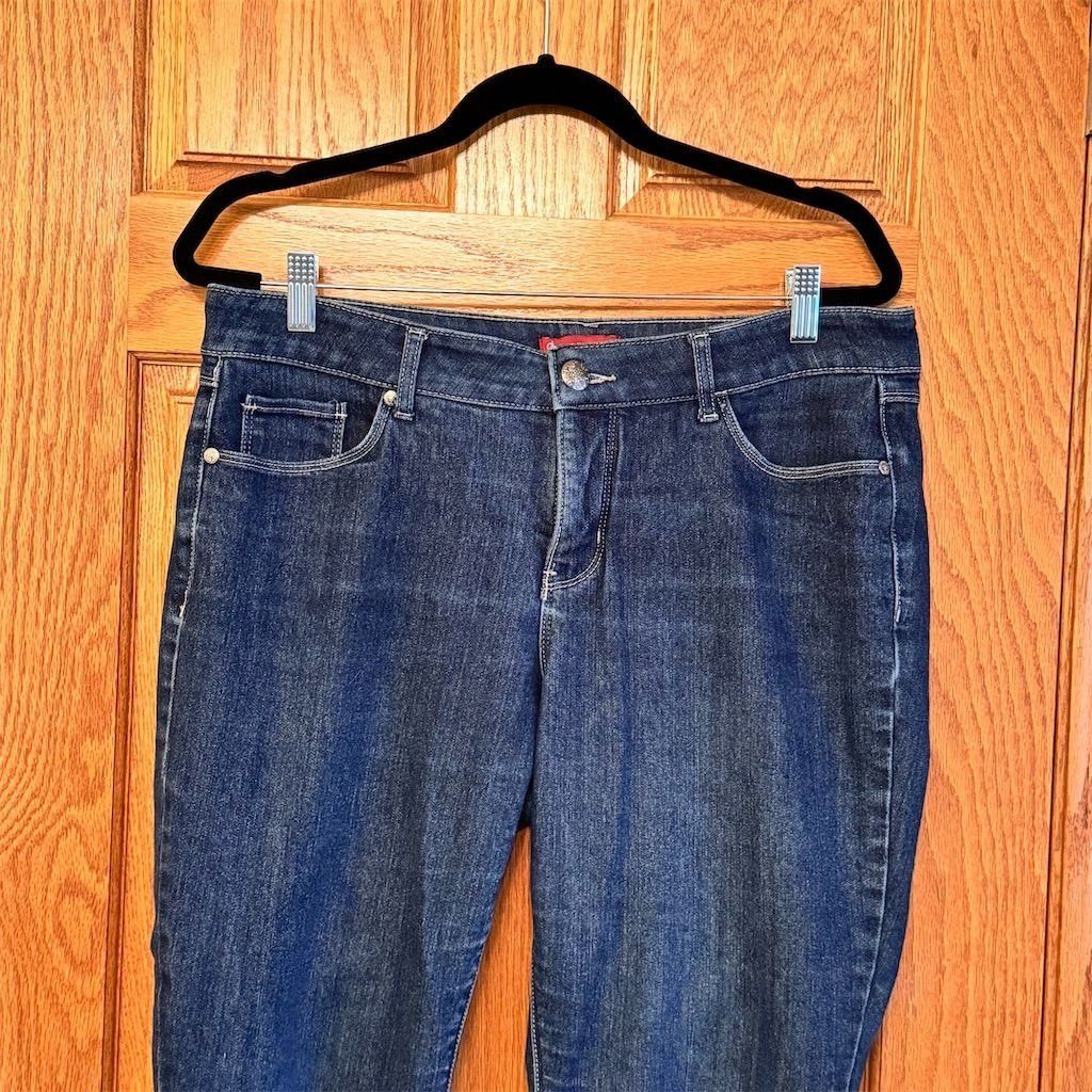 Other Dressbarn Women's Size 12 Dark Wash Straight Capri Jea Size 34" / US 12 / IT 48 - 3 Thumbnail