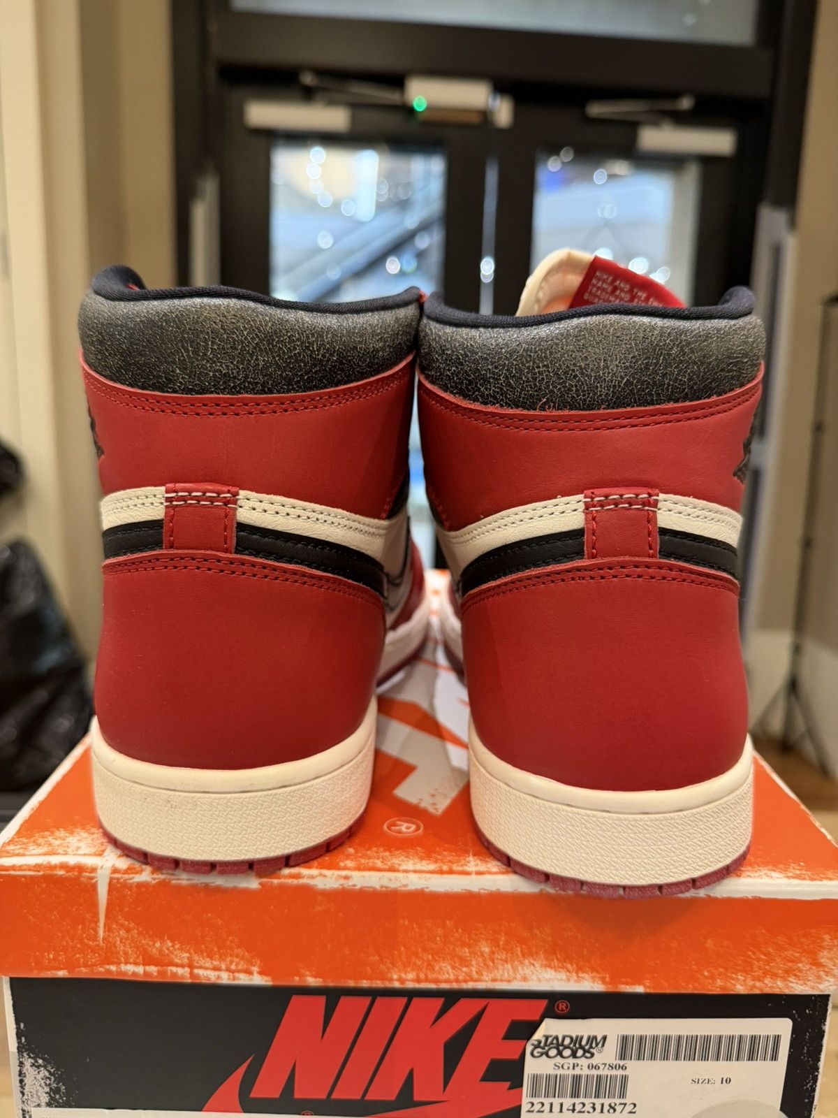Jordan Brand Jordan 1 Retro High OG ‘Chicago Lost And Found’ Size US 10 / EU 43 - 3 Thumbnail