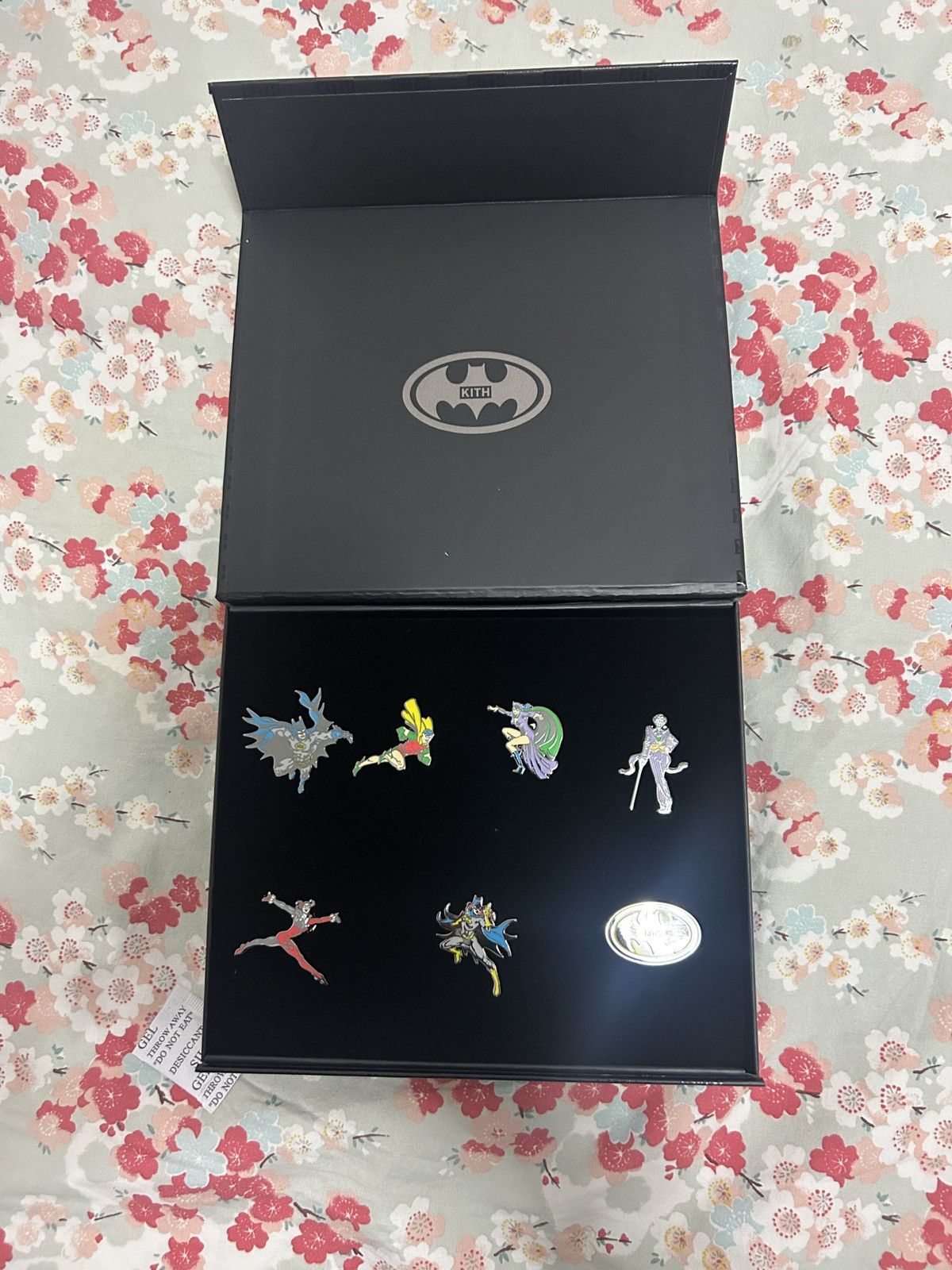 DC Comics × Kith Kith x batman pin set (7) enamel Size ONE SIZE - 1 Thumbnail