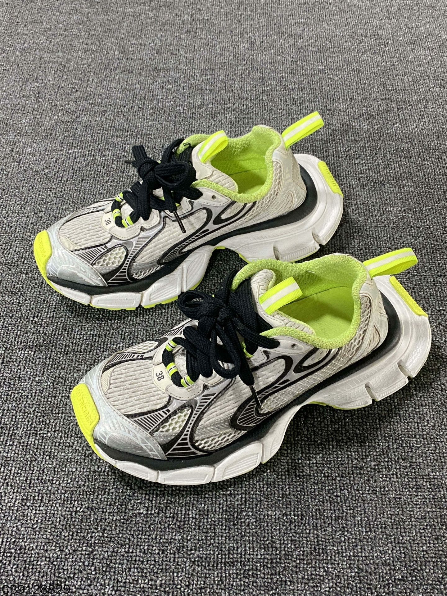 Balenciaga Balenciaga Retro Lowtop Sneakers 6 Men Size US 6 / EU 39 - 1 Thumbnail